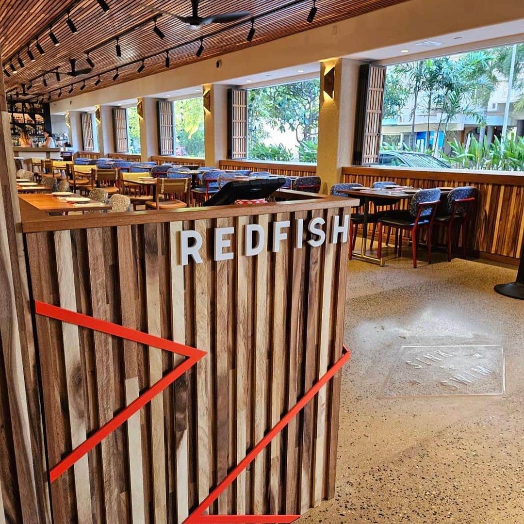 マキ・コニクソンさんのインスタグラム写真 - (マキ・コニクソンInstagram)「今日はWaikiki Sand Vila 跡地にリニューアル新装オープン したばかりのホテル”Wayfinder Waikiki” に5月25日にオープンした ”Red Fish”2号店を紹介します！  全ての窓が全開でオープンだから風の抜けが.  良くて気持ちのいいレストランです。 カジュアルだけどオシャレなの！  まずはモクテルで乾杯🥂 私は、Sparkling Honey Yuzu Lemonade  をオーダーしたよ。 ちひろちゃんと美穂子ちゃんは、 Brain Breezをオーダーしてた。(2枚目)  メニューはね、 私が今日オーダーした Honey Walnut  Shrimpは めちゃくちゃ美味しかった！ ラーメンのちぢれ麺が入っていて 実にユニークな発想！ サクサクして香ばしくて私の好みの味！ (1枚目)  シェフ ショーンと動画を撮りました。 ストーリーをみてね！  Okonomiyaki Fries  はまるでお好み焼きを食べてる触覚。 美味しくて止まらない！ Crab and Artichoke Dipも美味しかった！ (写真6枚目)  でもRed Fishと言ったらPoke!!  お鮨をオーダーする時みたいに 自分の好きなチョイスを紙に書いて マイ ポケボウルがオーダー出来ます！ (写真3,4枚目)  私は二つチョイスができるDeluxe Pokeをオーダーしました！ビーガンポケもあるから お魚を食べない人も大丈夫！ マグロの代わりにビーツが入っていました！(写真5枚目)  最後にデザートは、”Malasada Bites” あまり甘くなくて、 めちゃくちゃ、めちゃくちゃ 美味しかった！(7枚目)  今日オーダーしたメニュー全部お勧め！ まだオープン間もないけど これから混むんだろうなぁ…  最後の動画は、 改装後のホテルのプールの様子です！ おまけ！  お勧め穴場レストラン！ Red Fish一号店はカカアコSaltにあるけど もうカカアコに行かなくても ワイキキで美味しいポケが食べれます！  是非行ってみてー！  #ハワイの美味しいお店のおすそ分け🤙🏼  #redfishwaikiki  #気持ちの良い空間 #隠れ家レストラン #wayfinderwaikiki」7月25日 18時37分 - makikonikson