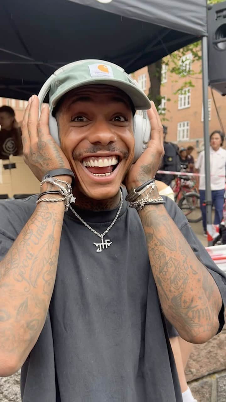 Skullcandy Japanのインスタグラム：「サブウーファー搭載 Crusher Evo 皆さんのリアクションが物語っています！🤯🔊  #skullcandycrusher が @copenhagenopen に登場🎧🛹 📹 @thisguysthelimit」