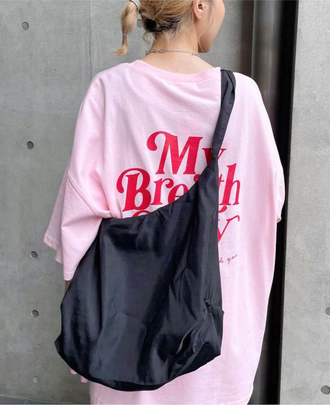 スピンズのインスタグラム：「\ 𝗥𝗲𝗰𝗼𝗺𝗺𝗲𝗻𝗱 𝗶𝘁𝗲𝗺 / ︎✿【𝟯色展開】ナイロンショルダーバッグ/𝟭ポケット ￥𝟯,𝟱𝟮𝟬 𝘁𝗮𝘅 𝗶𝗻 ⁡ 様々なテイストに合わせやすい ナイロンショルダーバッグ🌻🤍 ⁡ 小物使いに差がつく こなれたカラー展開がかわいい🫧 ⁡ 今回ご紹介したアイテムは 全国の𝗦𝗣𝗜𝗡𝗡𝗦店舗 𝗼𝗿 𝗦𝗣𝗜𝗡𝗡𝗦 𝗪𝗘𝗕 𝗦𝗧𝗢𝗥𝗘 にて購入できるので是非チェックしてね✍🏻✨ ⁡ #𝗦𝗣𝗜𝗡𝗡𝗦 #スピンズ #𝗼𝗼𝘁𝗱 #スタッフスナップ #𝗦𝗣𝗜𝗡𝗡𝗦スタッフ #プチプラコーデ #きょコ #夏コーデ #ショルダーバッグ #ナイロンショルダーバッグ」