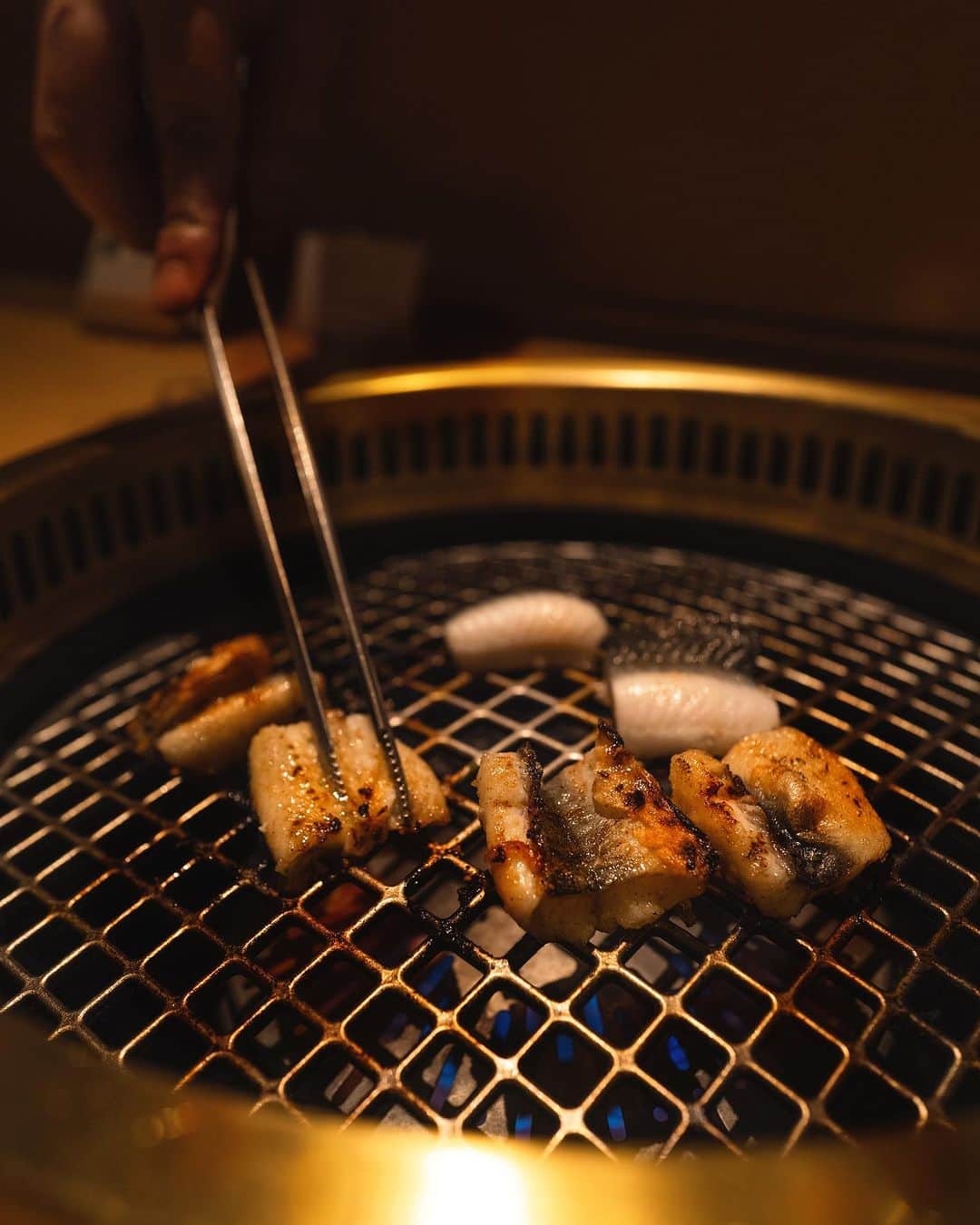 JILLさんのインスタグラム写真 - (JILLInstagram)「先日食べた美味しいもの！ 美味しいとにこにこしちゃう🥰 ⁡ 麻布十番にある 味涎さん@ajisen_tokyo で おまかせコース頂いたよ♡ カンジャンケジャン初めて食べた😳 生の海鮮で甲殻類ってちょっと構えちゃうけど ここのは全然臭みもなくて とろりんとしてて美味しかった…💓 夏に蟹…めちゃくちゃいいですね😳❣️ ⁡ 焼き物のお肉も好み聞いて下さって 料理人さんが目の前でベストに焼いて下さるの 特別感あって嬉しい〜！！ ⁡ ひとつひとつ丁寧に手の込んだ 韓国料理で、次は何かなって わくわくするコースでした🥰 お店もオトナな雰囲気で 夏デートにこんなとこ連れてってもらったら 素敵だよね♡♡♡ ⁡ ⁡ ⁡ ⁡ ⁡ #cosplayer  #coser  #cosplaygirl #otaku #오타쿠 #kawaiigirl #코스프레 #얼스타그램 #コスプレイヤー #被写体 #ポートレート #instagravure #グラビア #그라비아 #グラビアアイドル #비키니모델 #japanesegirl #撮影会モデル #asianmodel #girlportrait #ポートレート ⁡ PR #麻布十番 #焼肉 #肉割烹 #韓国料理 #完全個室 #ワイン #味涎 #麻布十番焼肉」7月25日 18時40分 - jill_g.e
