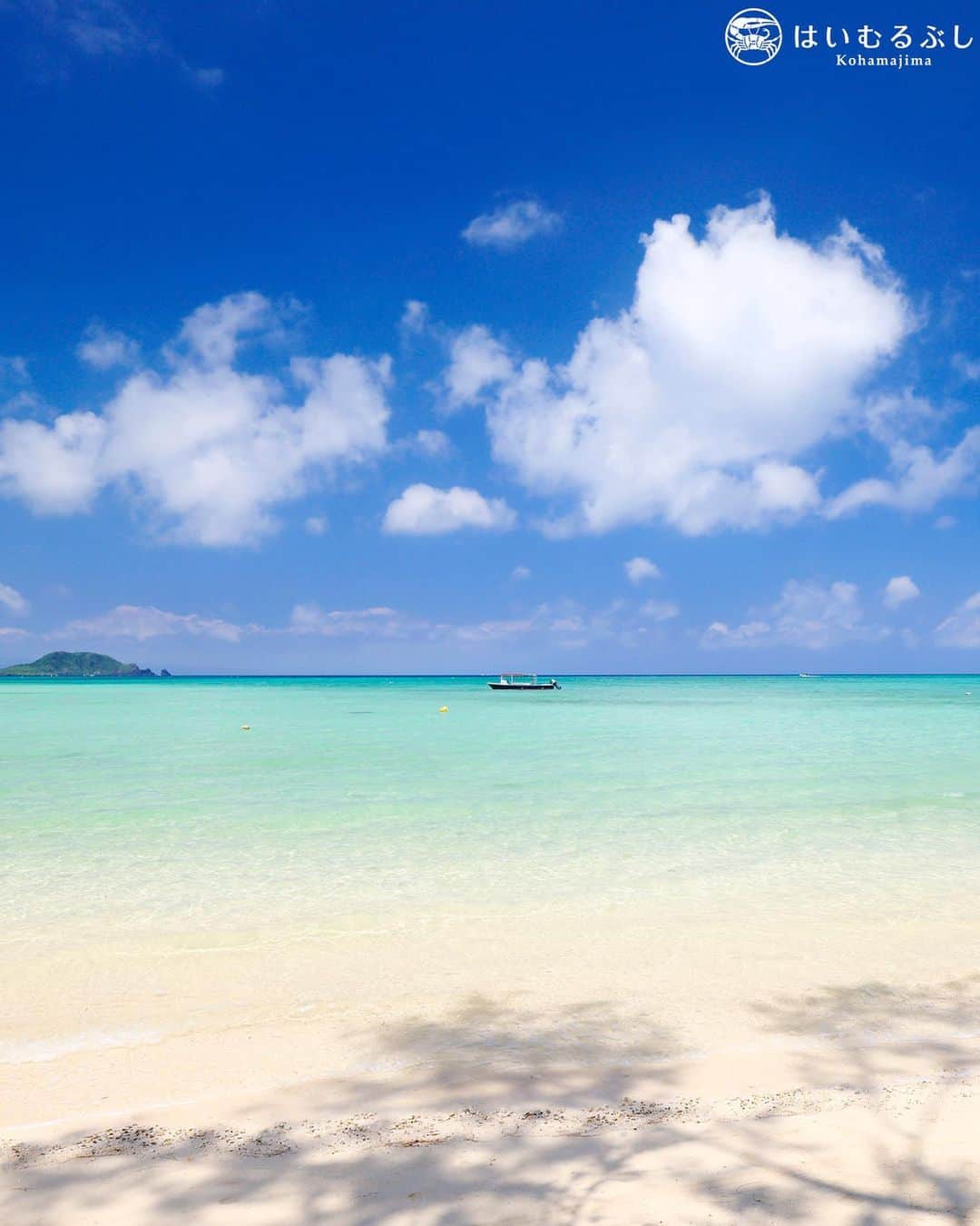 HAIMURUBUSHI はいむるぶしのインスタグラム：「小浜島・はいむるぶしから癒しの風景をお届けします。 白い砂地が沖合まで続く底地ビーチ。 透明な波打ち際から淡い水色、そして瑠璃色の水平線まで美しいグラデーションが広がっています。 ここにしかない、美しい景色に癒されにお越しください。 #沖縄 #八重山諸島 #夏 #休み #旅行 #離島 #海 #砂浜 #美しい #景色 #リゾート #ホテル #はいむるぶし  #japan #okinawa #island #summer #vacation #beautiful #sea #beach #scenery #travel #resort #hotel #haimurubushi」