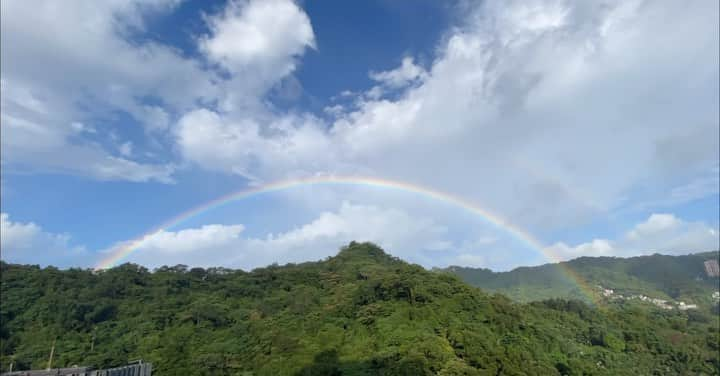 Jhiawen Chengのインスタグラム：「幸運的縮時攝影，彩虹很美，手很痠，很值得。🌈」