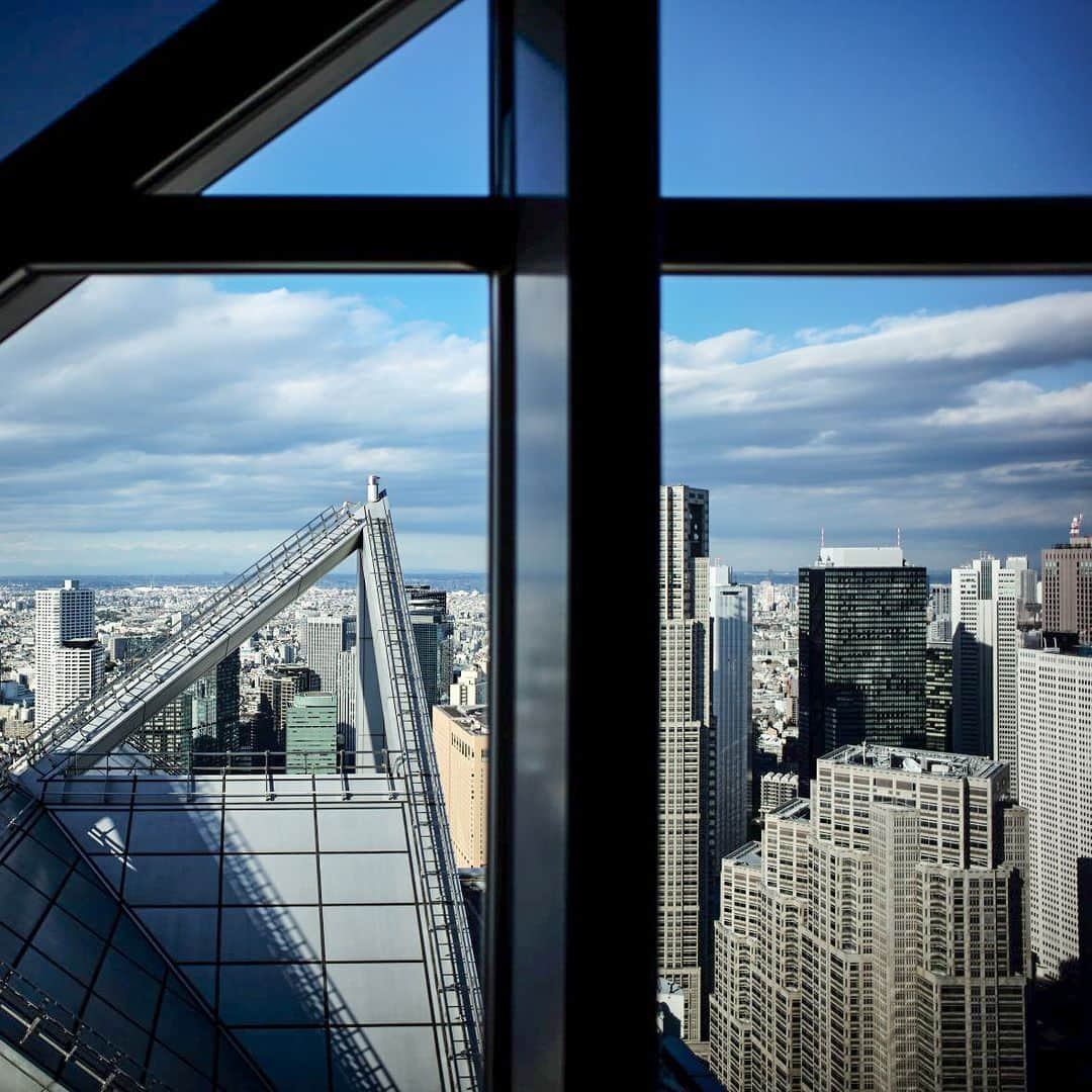 Park Hyatt Tokyo / パーク ハイアット東京さんのインスタグラム写真 - (Park Hyatt Tokyo / パーク ハイアット東京Instagram)「Skylines that inspire us day & night at Park Hyatt Tokyo.  時の流れとともに豊かな表情を見せる空も、パーク ハイアット 東京で過ごすひとときを彩ります。  Share your own images with us by tagging @parkhyatttokyo  ————————————————————— #parkhyatttokyo #luxuryispersonal #viewfromhotel #view #discovertokyo #beautifulview #tokyosky #パークハイアット東京  #眺望 #ホテルからの眺め  #最高の景色 #都会の空は狭いけど」7月25日 18時51分 - parkhyatttokyo