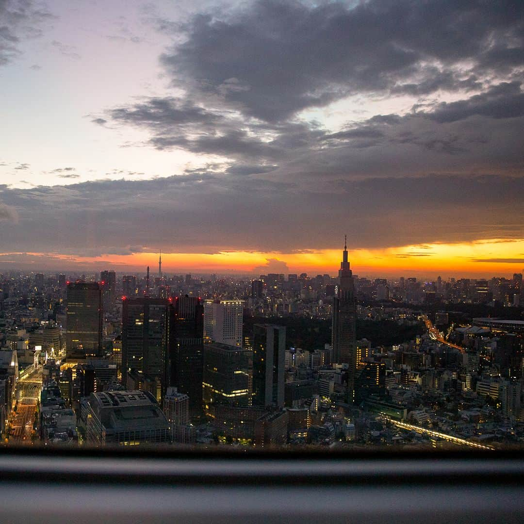 Park Hyatt Tokyo / パーク ハイアット東京さんのインスタグラム写真 - (Park Hyatt Tokyo / パーク ハイアット東京Instagram)「Skylines that inspire us day & night at Park Hyatt Tokyo.  時の流れとともに豊かな表情を見せる空も、パーク ハイアット 東京で過ごすひとときを彩ります。  Share your own images with us by tagging @parkhyatttokyo  ————————————————————— #parkhyatttokyo #luxuryispersonal #viewfromhotel #view #discovertokyo #beautifulview #tokyosky #パークハイアット東京  #眺望 #ホテルからの眺め  #最高の景色 #都会の空は狭いけど」7月25日 18時51分 - parkhyatttokyo