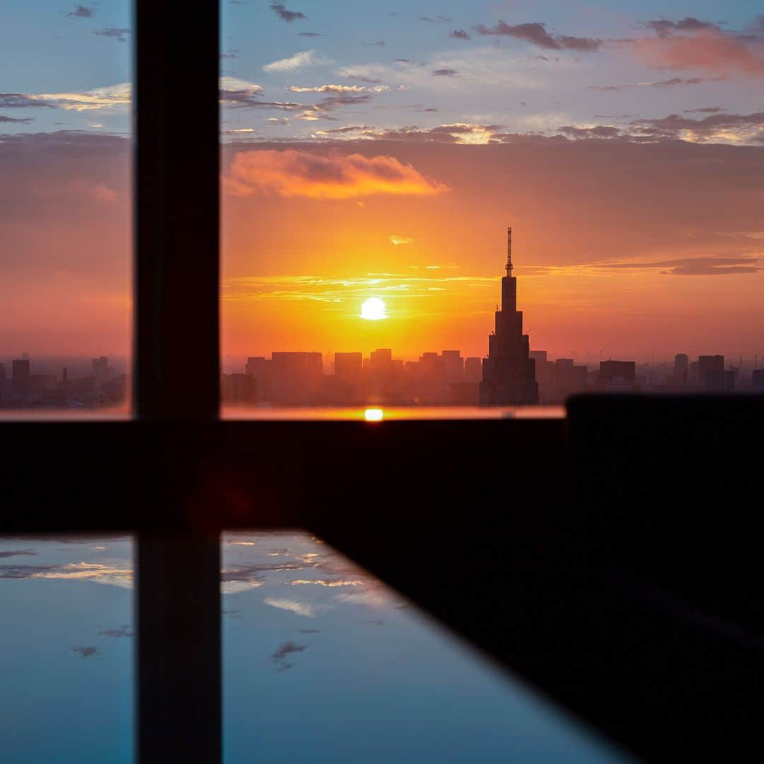 Park Hyatt Tokyo / パーク ハイアット東京さんのインスタグラム写真 - (Park Hyatt Tokyo / パーク ハイアット東京Instagram)「Skylines that inspire us day & night at Park Hyatt Tokyo.  時の流れとともに豊かな表情を見せる空も、パーク ハイアット 東京で過ごすひとときを彩ります。  Share your own images with us by tagging @parkhyatttokyo  ————————————————————— #parkhyatttokyo #luxuryispersonal #viewfromhotel #view #discovertokyo #beautifulview #tokyosky #パークハイアット東京  #眺望 #ホテルからの眺め  #最高の景色 #都会の空は狭いけど」7月25日 18時51分 - parkhyatttokyo