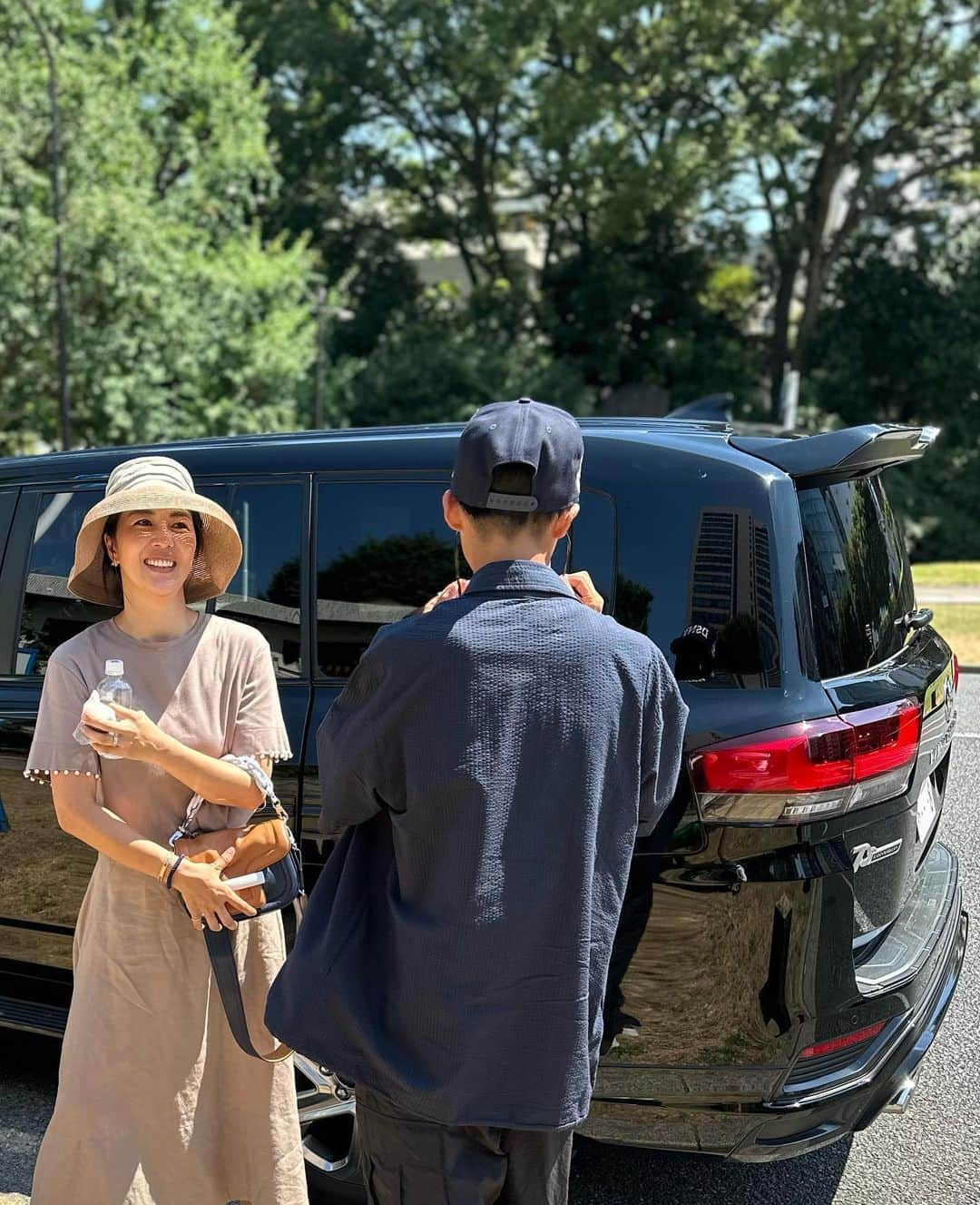 鈴木六夏さんのインスタグラム写真 - (鈴木六夏Instagram)「社会科見学。  色んな大人、色んな仕事、色んな世界を観て少しづつ、 人生の材料にしてほしい。  もどかしくて怒ってしまうこともある。 信じて見守ると決めたのに 心配すぎて口を出してしまう時もある。 だけどどんなときも、 認め合って、理解し合って、応援し合える家族でいたい。 そのリーダーシップをとれる自分でいたいよぉ！  何年ぶりー！息子と2人、 汗だくの竹下通り💦でも懐かしいなぁ  同じく17.18のころ。 原宿ラフォーレから渋谷109まで隅から隅までお店を見てまわるのが本当にワクワクして楽しかった気持ちを思い出しました😆 ママも良く付き合ってくれたなぁ….  実は昨日はかなりの険悪モード💦からの 今日は仲良く仕事して買い物。一緒にタピオカも飲んじゃって  振り幅広っ！な 親子ですw😂😂」7月25日 18時51分 - rikuka.62