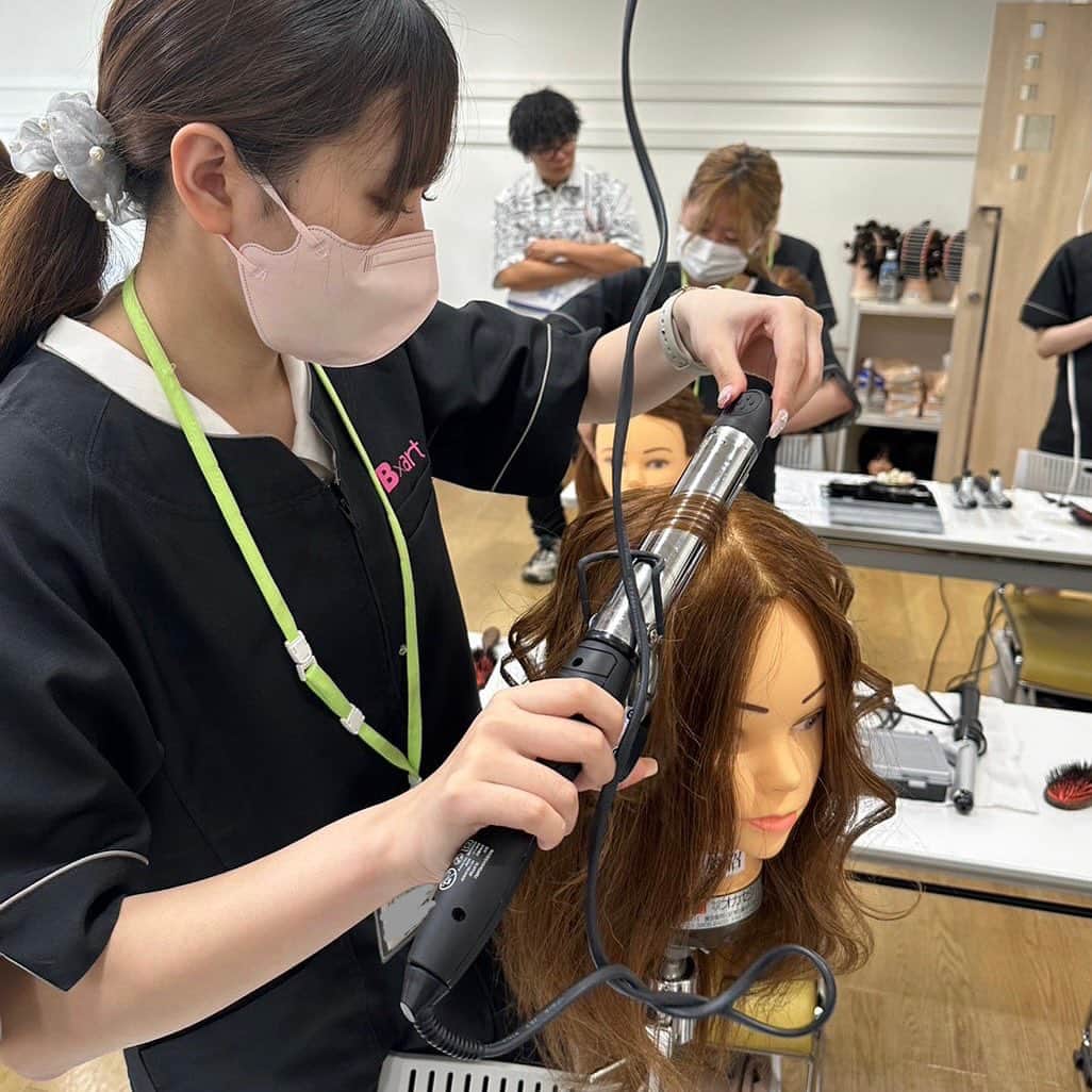 東京ビューティーアート専門学校さんのインスタグラム写真 - (東京ビューティーアート専門学校Instagram)「ヘアアレンジ、フォトコンテスト❤️‍🔥  この2日間、 @nanami__hair さんによる講習！スタイル作りの考え方とヘアアレンジのパターンを教えていただきました！  皆さんは自分でデザイン考案をして、自分の作った作品をメーカーのKINUJO、美容室COA、美容室Afinarのスタイリストさんの方々に審査をしていただきました！！  作品のレベルが高くてすごかったです😳💕  .  詳しくはHP/プロフィールから🤲🏻 𝗧𝗼𝗸𝘆𝗼𝗕✖𝗮𝗿𝘁 @tokyo_beauty_art_college  .  #今日の東京ビューティーライフ #東京ビューティーアート #美容学生 #美容専門学校 #三幸学園 #jk #fjk #sjk #ljk #ヘアメイク #エステ #ネイル #美容 #beauty #ootd #メイク  #モデル #トータルビューティ #美容好きな人と繋がりたい #美容学生の日常 #美容学生の休日 #お洒落さんと繋がりたい #知る専 #美容学生あるある #コンテスト #美容学生と繋がりたい #美容学生さんと繋がりたい #美容学生の放課後 #美容業界で働く #ヘアアレンジ」7月25日 18時43分 - tokyo_beauty_art_college