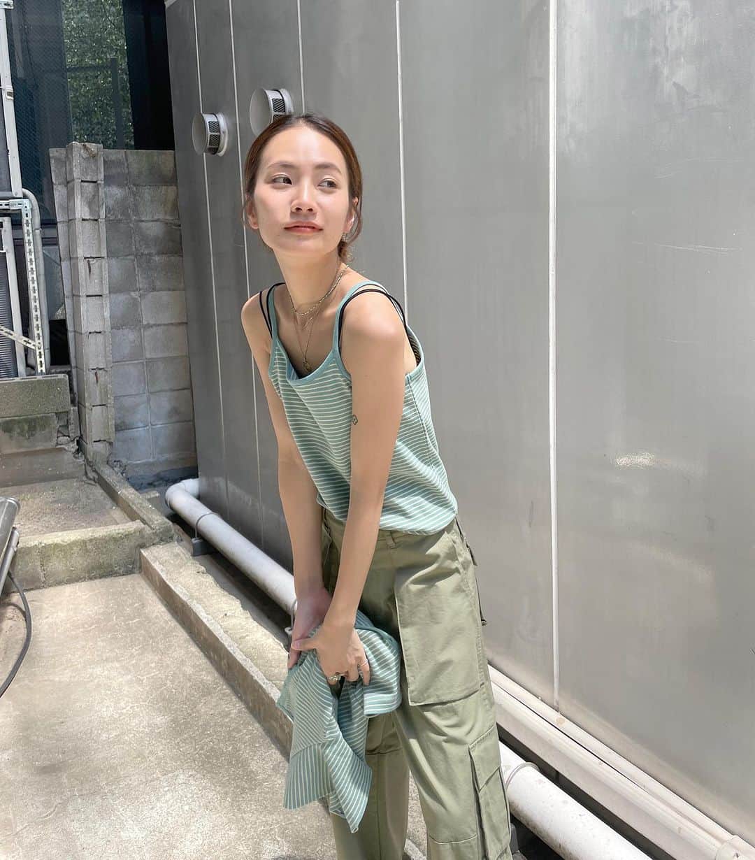Ungrid staff snapのインスタグラム：「特設サイト人気SET💫  タンクトップとショート丈のカーデがセットになったロンTeeと、スカートがお得なSET価格で登場😳  #キャミデザインアンサンブル × #ミリタリーボリュームパンツ ⬇︎ ¥2,550 OFF🔥  キャミトップスとハーフスリーブカーデのアンサンブル💫 夏らしい明るい印象のオリジナルボーダーと、大人っぽくも着られるベーシックカラーでカジュアルに楽しめます😊  合わせて着て可愛いミリタリーパンツは軍モノの古着をベースに落とし込んだデザイン。 両サイドの立体的なポケットがメンズライクな印象です🫶🏼  特設サイト @ungrid_official TOPのURLから詳細はチェックいただけます🔗  #Ungrid #ungrid_official #ungridコーデ #アングリッド #カジュアルコーデ #カジュアル #シンプル #シンプルコーデ #キャミ #カーデ  #Tee #2way #ミリタリーパンツ #メンズライク #used感 #古着風 #夏コーデ #夏スタイル」