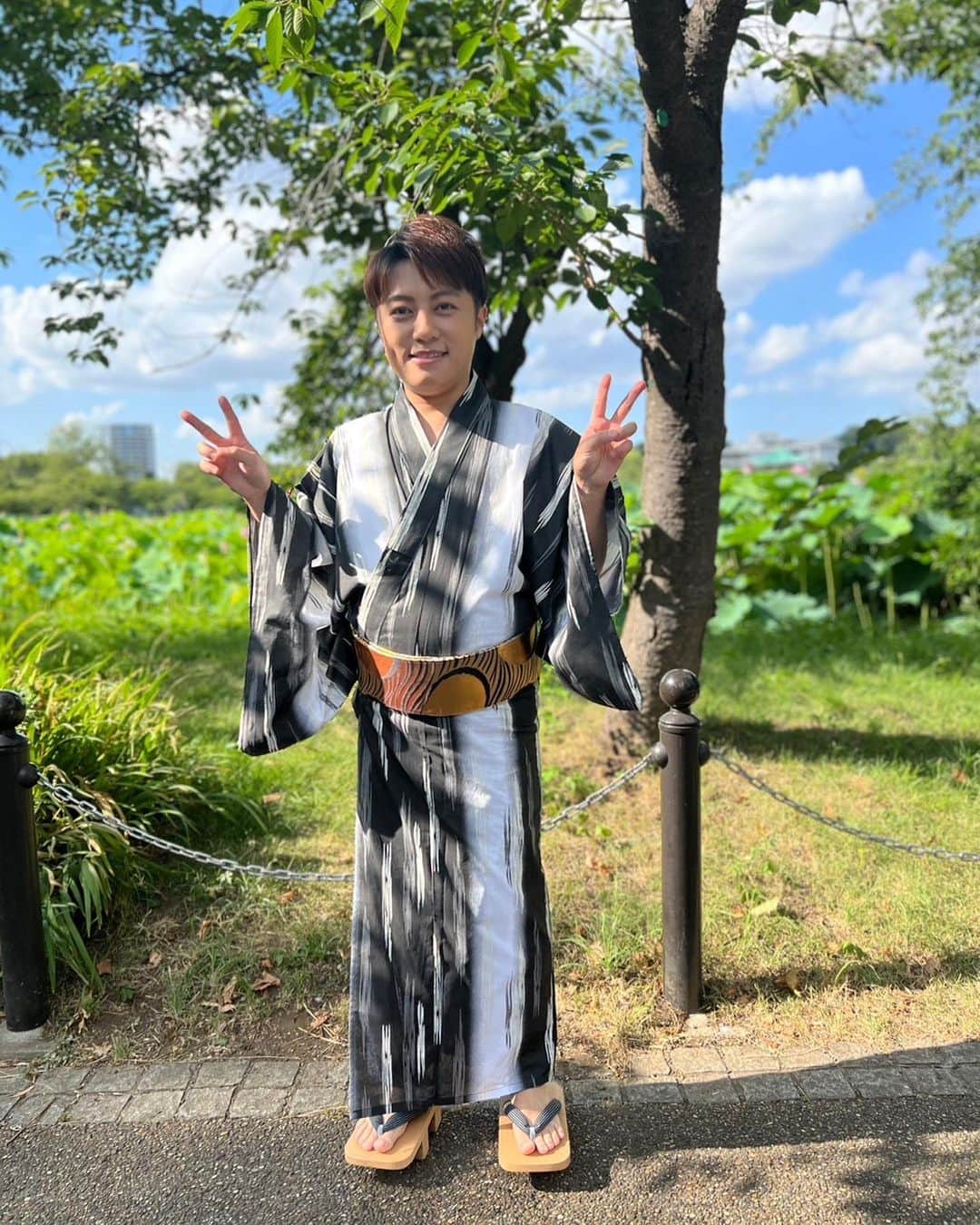 はやぶさのインスタグラム：「夏といえば浴衣。夏ならではなので、着物とはまた違った良さがありますね‼︎ 買う時にこの柄に一目惚れして、選びました^ - ^ 今年はまだまだ着ますよー！  【EN】  Summer is the time for yukata.   Since it is for summer, it has a different quality than a kimono‼︎  I fell in love with this pattern when I bought it and chose it ^ - ^ ^. I will still wear it this year!  #はやぶさ #ヒカル #ヤマト #大滝ひかる #駿河ヤマト #イベント #一日一枚  #写真  #hayabusa #hikaru #yamato #event  #picstory  #picstagram #photooftheday  #photogram  #hayabusadiary  #はやぶさの日記  #fotohariini #kimono #yukata #着物 #浴衣」