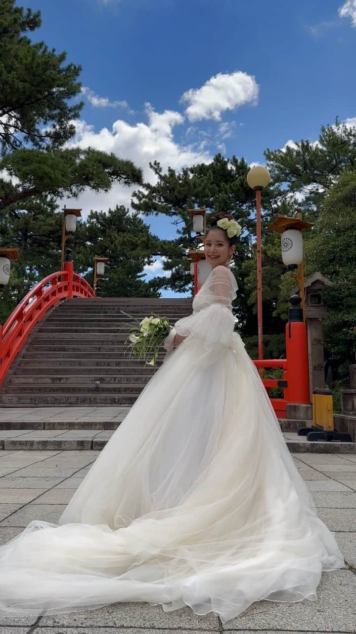 畔勝遥のインスタグラム：「・  天気に恵まれて 綺麗な青空での撮影でした☁️☀️🫧  中々ウェディングドレスではしない ヘアスタイルをしてもらって新鮮🥰🌸  ウェディングドレスも可愛くて お袖をアレンジしたり色んな魅せ方ができる 魅力的なドレスでした💕  📍 @sumiyoshitaishakisshoden   #住吉大社 #住吉大社吉祥殿  #前撮り #住吉婚 #sumiyoshitaisha  #プレ花嫁 #ウェディングドレス」