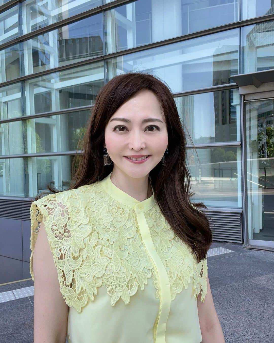 森雅子さんのインスタグラム写真 - (森雅子Instagram)「✨✨  こんばんは。  レースの上品トップスで綺麗めコーデ✨  Ranan レースケープブラウス  @ranan_official   明るいレモンイエローに エレガントで繊細なレースが上品💕  二の腕をカバーしてくれるのも嬉しい😊  後ろから見ても綺麗に見えます。  イエローの他にホワイト、ブラックもあり。 サイズはM〜3Lまで。  私はサイズMを着てます。 今ならセールになってますよ。  イエローのMは数が少なくなっているので お早めに✨  スカート @lounie_jp  サンダル @dianashoespress   ・ ・ ・  #PR @ranan_official  #ranan #ラナン #rananstyle #大人ファッション #大人コーデ #トレンドアイテム #きれいめコーデ #きれいめファッション #夏服 #夏服コーデ #夏服コーディネート #綺麗めカジュアル #大人カジュアル #大人カジュアルコーデ #summerfashion #summerstyle  #大人フェミニン  #大人フェミニンコーデ  #大人フェミニンスタイル」7月25日 18時47分 - mako_marie_an