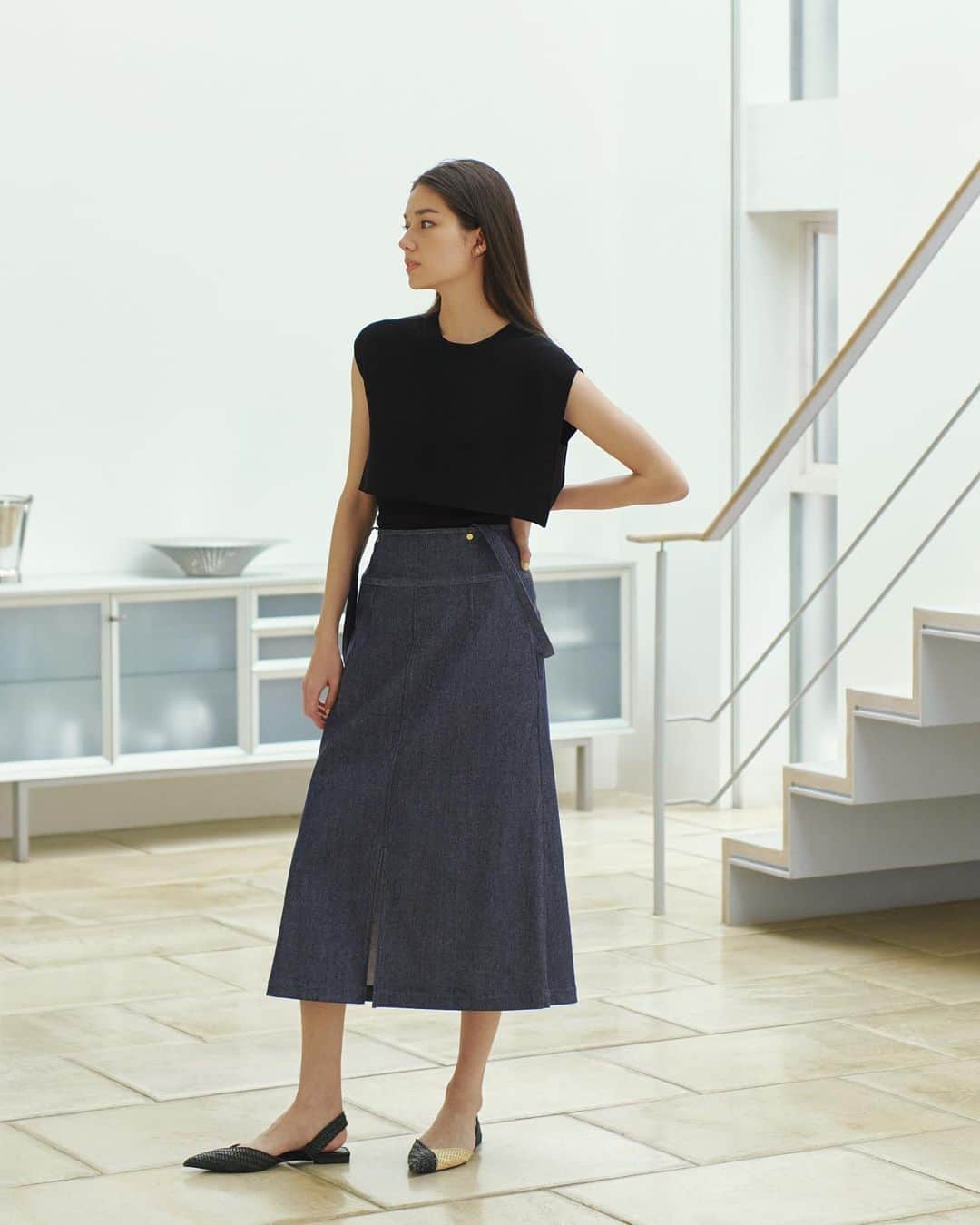 のインスタグラム：「ーSummer Wardrobe  ネイビーで彩る夏の5Daysー  サスペンダー付きの“遊び”のあるアイテムも、ダークトーンで統一すれば大人の辛口スタイルにまとまります。  公式サイト「TOPICS」にて『スタイリスト川上さやかさんが提案する「ネイビーで彩る夏の5Days」』を公開中。 プロフィールのURLよりご覧いただけます。  #epoca #collection #newcollection #2023ss  #summer #prefall #fashion #outfit #エポカ #モダン #クラシカル #フェミニン #エレガント #ワードローブ #サマーコーディネイト #ネイビー #ニット #スカート #サスペンダー」