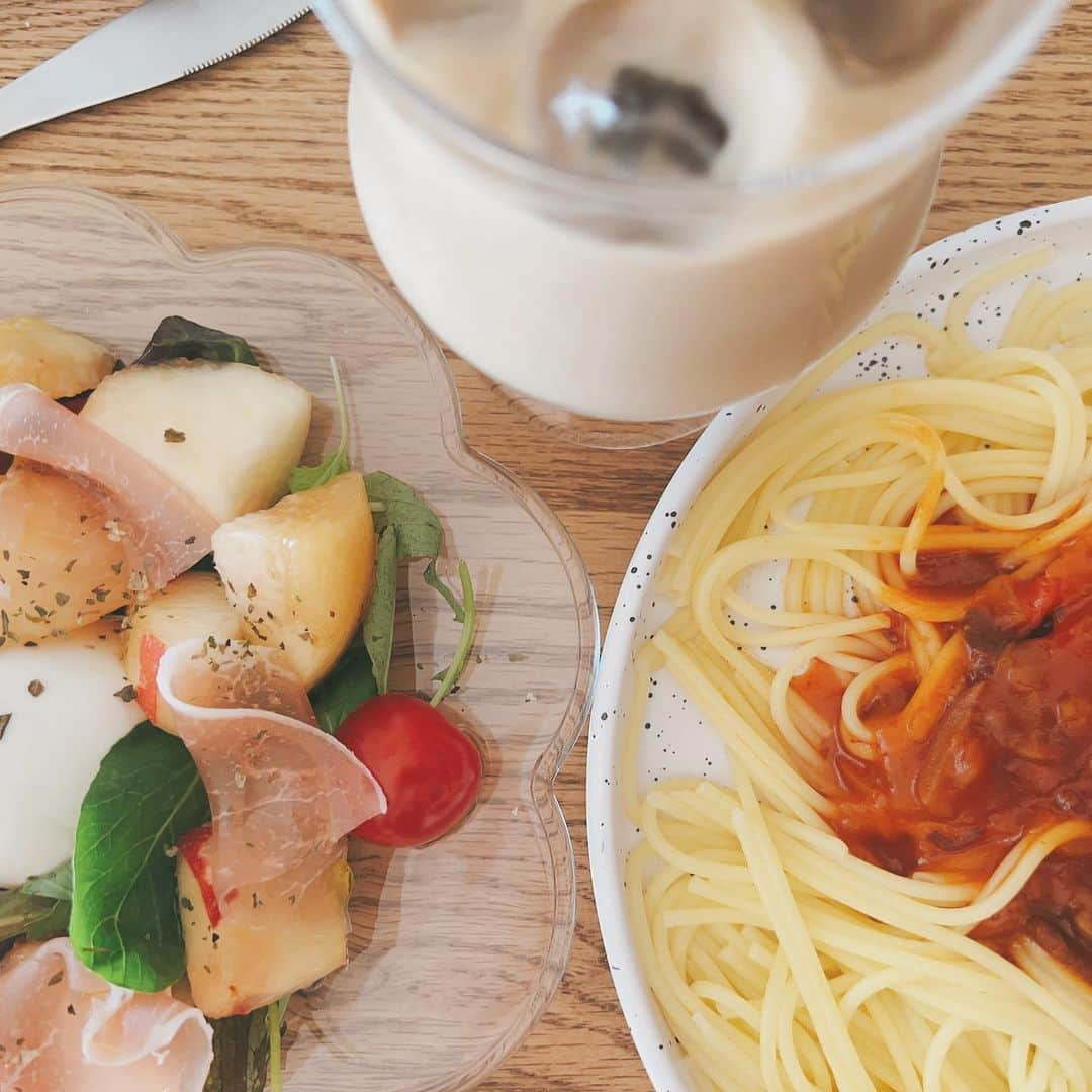 小原好美さんのインスタグラム写真 - (小原好美Instagram)「美味しいパスタを頂いたので おうちカフェしました🍴  混ぜてないけどナポリタンと桃のサラダ 小原のたまーに気合いが入った時のごはんでした(笑)  #いつもこうでありたい #納豆ごはんの時もあるよ #パスタ久々に食べた #桃今が美味しいね」7月25日 18時48分 - konomi_kohara0628