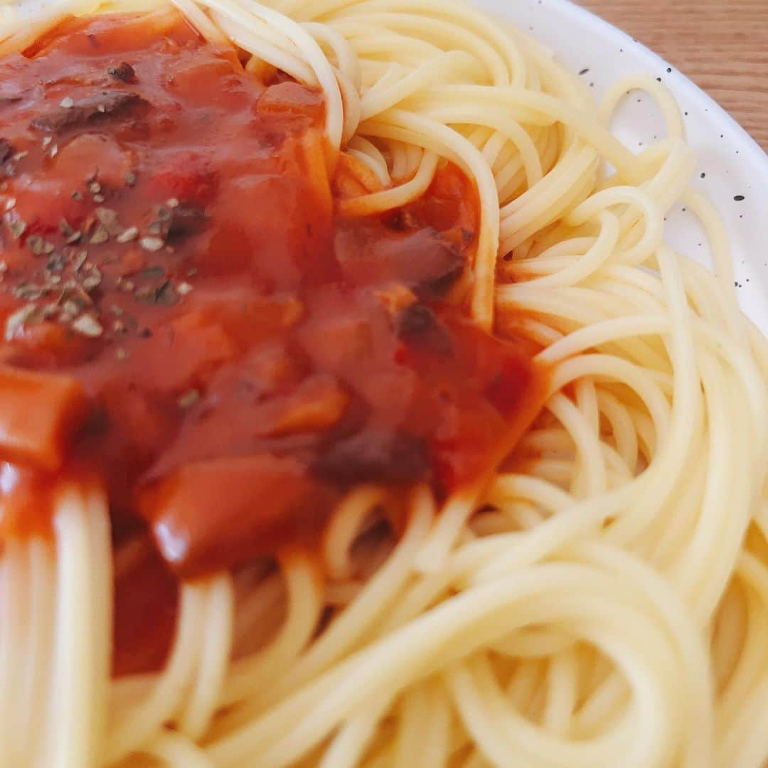 小原好美さんのインスタグラム写真 - (小原好美Instagram)「美味しいパスタを頂いたので おうちカフェしました🍴  混ぜてないけどナポリタンと桃のサラダ 小原のたまーに気合いが入った時のごはんでした(笑)  #いつもこうでありたい #納豆ごはんの時もあるよ #パスタ久々に食べた #桃今が美味しいね」7月25日 18時48分 - konomi_kohara0628