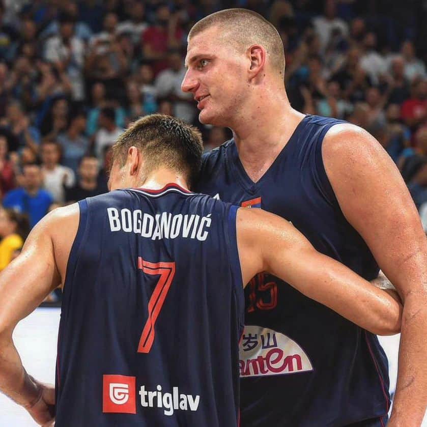 ニコラ・ヨキッチのインスタグラム：「Bogdan Bogdanović: "Jokić je i mene okrenuo i prijateljski rekao da mentalno nije tu i da može da dođe, ali da nije to to. Ja kao košarkaš to razumem, ali razumem i ljude koji to ne razumeju. Kao što sam već rekao neki momci su igrali i obezbedili mesto tamo, a sada su tu neki drugi ljudi. Možda to takmičenje treba da ima drugačiji oblik da možda odmah posle sezone bude tu i možda bi više igrača bilo. Možda je u sistemu problem, možda nešto drugo, možda FIBA treba da počne da plaća igraće. Ne znam, ima tu milion razloga... Može da se kaže da je manji pritisak jer je dosta mlađih igrača i uvek treba da ode da se igra. Zavisi ko se optereti medijima, a ko ne, svaki igrač stvara opterećenje sam sebi i svako prvenstvo je za sebe i mislim da je ovo nova ekipa i tek treba da se upoznajemo i treniramo zajedno jer je dosta mladi momaka tu i svestan sam svega i uloge u ekipi i kako doći do uspeha i tu mogu da podelim neko iskustvo. Ja se nadam da odemo zdravi i da dobro radimo, a ostalo..." . . . #jokic #jokicnikola #joker #nikola #nikolajokic #denver #nuggets #denvernuggets #colorado #nba #basketball #serbia #usa #srbija #sombor #belgrade #beograd #mvp」
