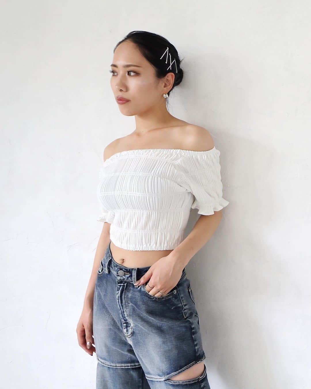 ENVYMのインスタグラム：「【𝙉𝙀𝙒𝘼𝙍𝙍𝙄𝙑𝘼𝙇】 ⁡ ⁡ ✅ シャーリングミニTOPS color / WHITE,BLACK,MIX ⁡ ⁡ ■ポイント 全体的にシャーリングを施した表面感がポイントのTOPS。 ⁡ ■ディティール 袖のみフリルデザインを残して二の腕をカバーしてくれるのが嬉しいポイント。 MIXは抽象的な花柄でコーデのアクセントになり、WHITE,BLACKはマットサテンなのでシックな印象に。 ⁡ ■スタイリング ショート丈なのでハイウエストボトムとの相性が良いです◎ デニムで合わせてカジュアルに、定番のフレアカラージェギンスで合わせるとモードな雰囲気に！ ⁡ ⁡ --------------------------------- ⁡ SUMMER SALE開催中🔥 ぜひWEBSTOREをご覧ください❕ ⁡ ⁡ #envym #2023ss #summer」