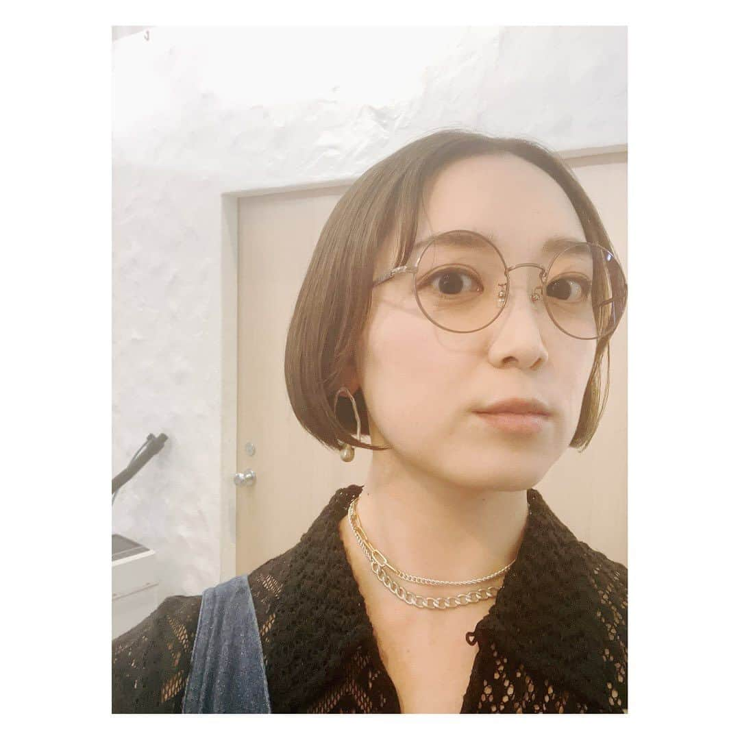 花陽みらのインスタグラム：「ふふふ！カットカット💇‍♀️ #今回もありがとうございました  担当の小林さん  「そのメガネ👓 映画のチャリチョコ意識ですか？！」  「まさか😂笑(鏡のぞく)……う？？」  …ううう  確かにw 映画版だとウォンカさん こんな髪型で、こんな眼鏡にシルクハットだったわ😂🍫🏭🎩👓  恐れ多い…w  チョコ屋生活にワクワクしてる花陽です😎🙌✨🍫  #今回もありがとうございました #チャーリーとチョコレート工場  #チャリチョコ #舞台チャーリーとチョコレート工場   #眼鏡　#丸眼鏡派  これ、、きっと、、2ヶ月後には髪結べるようになる。。#髪の毛伸びるの早い人」