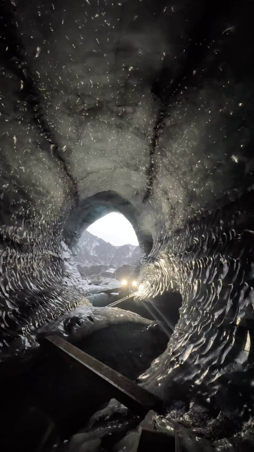 クリス・バーカードのインスタグラム：「Infinitely more meaningful than experiencing these places myself is sharing them with others. My boys first time seeing the grandeur of an Ice Cave  KATLA with @southcoast_adventure」