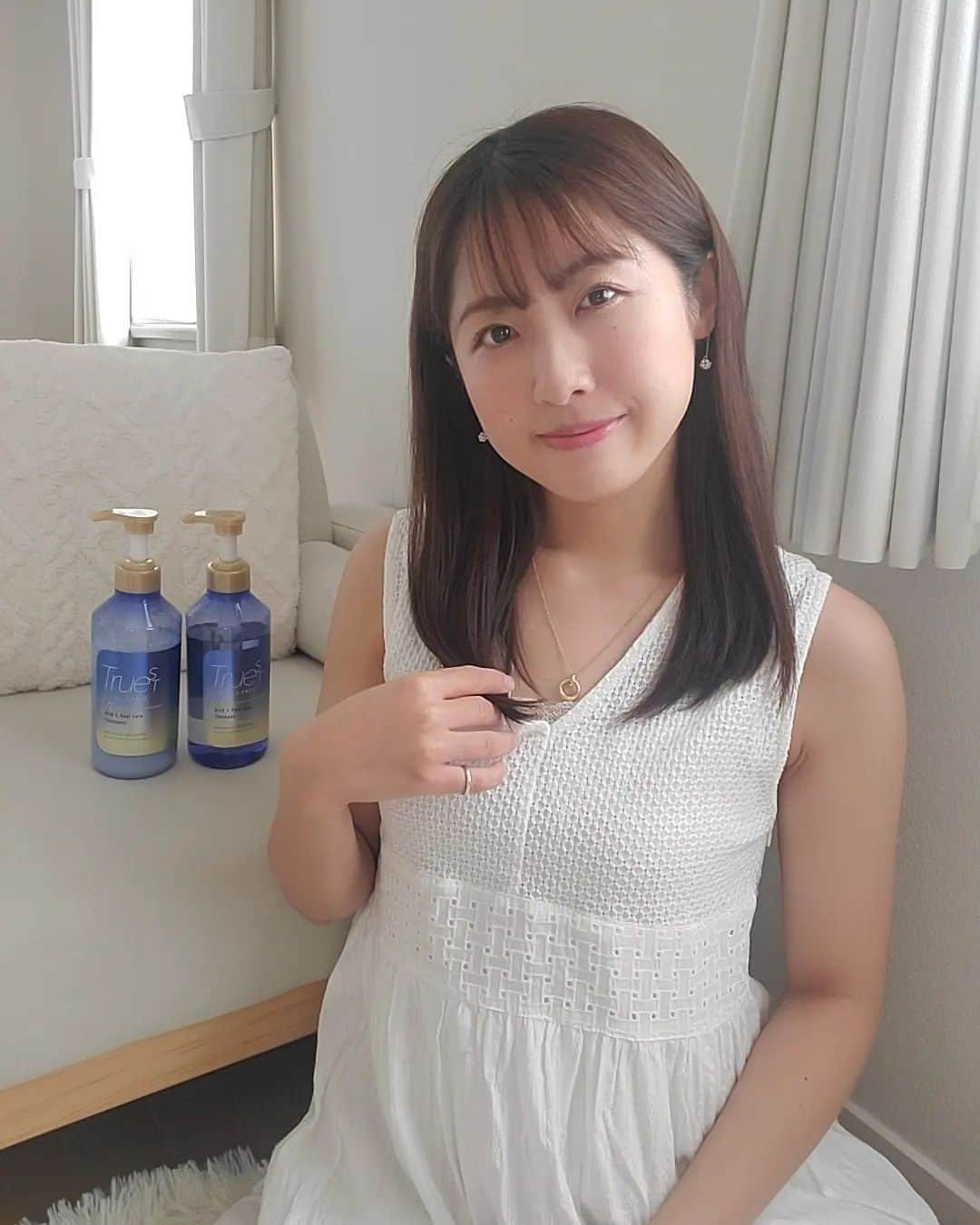 小谷津友里のインスタグラム：「髪の毛ストレート☺️ 酸熱トリートメント成分配合で 「トゥルすとん」なストレート髪になれるTRUESTを使ってみたら 毛先までまとまった☺️💗  TRUESTはダメージケアのためのシャンプー＆トリートメント🛁  サロンでトレンドの新テクノロジー 「酸熱トリートメント」を自宅でできる！  髪の毛の量が多めで広がりやすい人とか、カラーリングをしててダメージケアもちゃんとしたい人におすすめ！  PLAZA、LOFT、ドンキ、ドラッグストア一部で販売されてるよ 👜  @truest_by_sfree  #TRUEST #トゥルースト #酸熱トリートメント #ダメージケア #ストレート髪 #髪質改善 #pr#ストレートヘア #ヘアスタイル #セミディ #ロングヘア #シャンプー #トリートメント #shampoo #treatment #haircare」