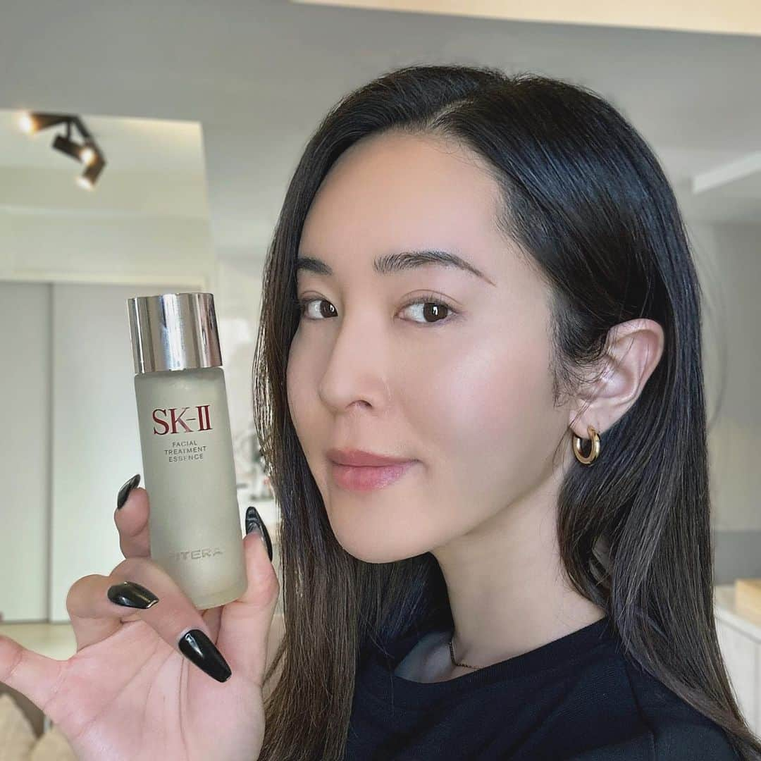 花上惇のインスタグラム：「🔴SK-II WORLD PITERA MONTH🔴​  SK-II様のイベントにご招待頂いたので、当日までには絶対顔面のコンディションを整えたい！！という事で今月頭からこちらの「ピテラ™️エッセンス」で集中的にケアを頑張ってる✨​  今の季節は特に汗で顔がベタついたり、毛穴の開きも気になるよね...​  「ピテラ™️エッセンス」はくすみ、乾燥、毛穴、キメ、べたつきなど肌に潤いを届けることによって様々な肌悩みに寄り添ってくれる化粧水なので、この暑さのしんどい夏を乗り切る心強い相棒になってくれるゾ🤝💘​  2枚目と3枚目に写ってる「ピテラ™️カレンダー」が、ピテラ™️の秘密や、スキンケアのコツやアドバイスなどとても参考になる事が書かれているので、毎日1枚ずつめくるのが楽しみなの！​  (*店頭でピテラ™️エッセンス75mlを購入すると貰えるみたいだよ❤️)​  夏はどうしても暑さや紫外線でお肌トラブル増えがちだけど、みんなでSK-Ⅱのピテラ™️エッセンスでサバイブしようね☺️​  *「ピテラ™️」とは：特別な酵母株から、独自のプロセスで発酵させ生み出した、SK-Ⅱだけの天然由来成分(SK-Ⅱ独自のガラクトミセス培養液－整肌保湿成分)​  #PR #SKII​ #フェイシャルトリートメントエッセンス​」