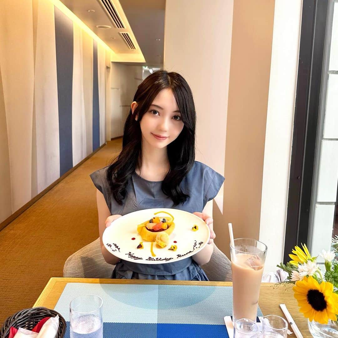 漆畑瑠菜のインスタグラム：「姉にお祝いしてもらった🌻 お料理お花いっぱいで可愛かった🫶 ・ #表参道#表参道カフェ#ランチ #バースデープレート#誕生日」