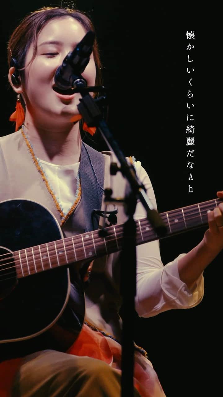 湯木慧のインスタグラム：「* 湯木慧「涙スキップ」 (2023.6.4 「うたうこと」at Club eX) . これは学生の頃作り歌っていた曲。 昔は自分で作っておきながら、 みんなに良いと言ってもらっておきながら、 「っけ、こんな明るい曲なんて、 おちゃらけたポップな曲なんて」とか思っていたんです。 おかしな話ですよね、自分で作っておきながら。 そして暗くて命の曲ばかりを作っては 歌うようになっていきました。 まさに不幸集めをする現代の象徴。 未完成な満足で歌っているようなことですね。 だから、最近になって、 この曲が良い曲だと、気付いたのです。 未熟でしたね。昔の自分は。 だから、このワンマンでこうして歌ったのです。 . . #湯木慧 #涙スキップ #うたうこと #TANEtoNE」