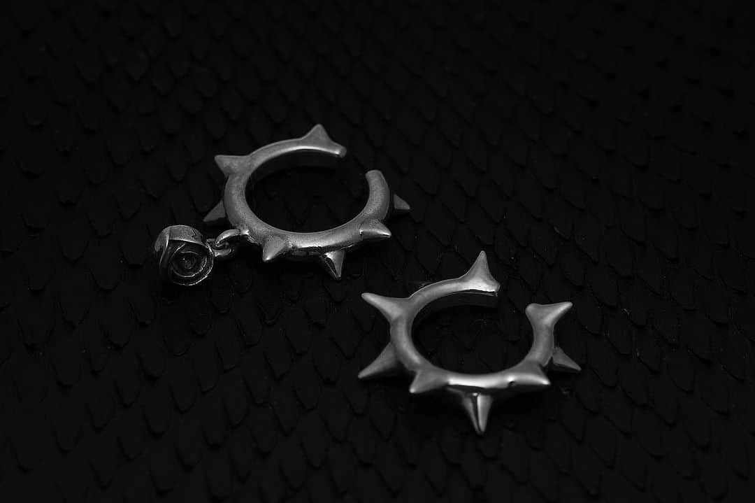 プエルタ・デル・ソルさんのインスタグラム写真 - (プエルタ・デル・ソルInstagram)「♙ ♜ ♝ ♞ ♛ ♚ 【New Thorn ear cuff】 イヤカフに待望のイバラモチーフが加わりました✴︎✴︎✴︎ オンラインストア、恵比寿店でオーダー可能です✴︎✴︎✴︎  EC1393/¥14,300 EC1394/¥9,900  #PUERTADELSOL #プエルタ #プエルタデルソル #accessory  #jewelry #ジュエリー #アクセサリー  #恵比寿 /03-5489-9470 @puertadelsol_official  #大阪 /06-6136-5345  @puertadelsol_osaka」7月25日 19時00分 - puertadelsol_official
