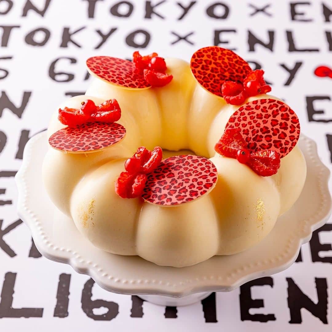 ヒルトン東京さんのインスタグラム写真 - (ヒルトン東京Instagram)「ハローキティスイーツビュッフェ🎀  夏のフルーツをふんだんに使ったケーキが20種類以上並んだビュッフェ台✨ マンゴー、メロン、パッションフルーツなど、今が旬のフルーツを ペストリーシェフが心を込めて作るキュートなスイーツで、お好きなだけお楽しみください🍰  場所：ヒルトン東京 1 階 マーブルラウンジ 開催期間：9月 4日（月）まで 営業時間：2:30pm – 5:00pm  #ヒルトン #ヒルトン東京 #hilton #hiltontokyo #ホテル #hotel #ホテル女子会 #スイーツビュッフェ #スイーツ #マーブルラウンジ #sweetsbuffet #marblelounge #ホテルビュッフェ #ホテルビュッフェ #新宿ビュッフェ #新宿ランチ #ハローキティ #HelloKitty #キティちゃん #サンリオ #フルーツ #メロン #桃 #夏 #かわいい #kawaii #헬로키티 #케이크 #뷔페」7月25日 18時55分 - hiltontokyo