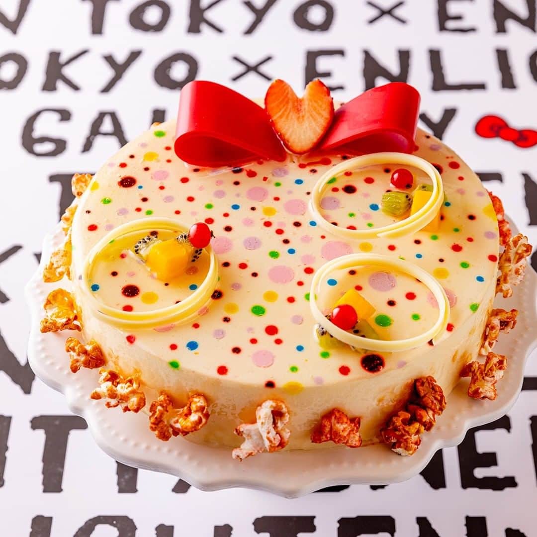 ヒルトン東京さんのインスタグラム写真 - (ヒルトン東京Instagram)「ハローキティスイーツビュッフェ🎀  夏のフルーツをふんだんに使ったケーキが20種類以上並んだビュッフェ台✨ マンゴー、メロン、パッションフルーツなど、今が旬のフルーツを ペストリーシェフが心を込めて作るキュートなスイーツで、お好きなだけお楽しみください🍰  場所：ヒルトン東京 1 階 マーブルラウンジ 開催期間：9月 4日（月）まで 営業時間：2:30pm – 5:00pm  #ヒルトン #ヒルトン東京 #hilton #hiltontokyo #ホテル #hotel #ホテル女子会 #スイーツビュッフェ #スイーツ #マーブルラウンジ #sweetsbuffet #marblelounge #ホテルビュッフェ #ホテルビュッフェ #新宿ビュッフェ #新宿ランチ #ハローキティ #HelloKitty #キティちゃん #サンリオ #フルーツ #メロン #桃 #夏 #かわいい #kawaii #헬로키티 #케이크 #뷔페」7月25日 18時55分 - hiltontokyo