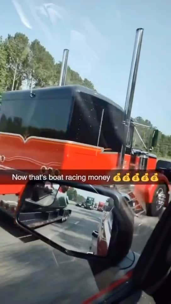 Truck Hubのインスタグラム：「Pete’s and Speed boats, Million on wheels 💸🔥 @truckin_justin  -  #truck #duramax #diesel #powerstroke #redneck #trucking #cummins #dodge #ram #ford #car」