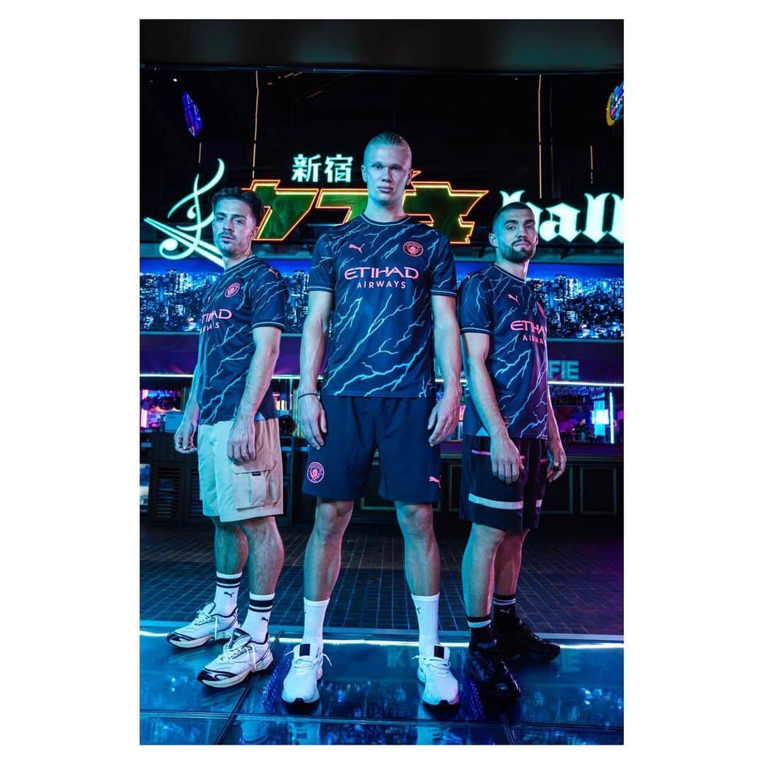 新田桂一のインスタグラム：「Manchester City Football Clubを 撮影しました！最高に楽しかったです！スタッフの皆様、ありがとうございました😊  @mancity  @blackeyepatch  @erling.haaland  @jackgrealish  @mateokovacic8  @pumafootball   AD @sasuke_m_jonny」