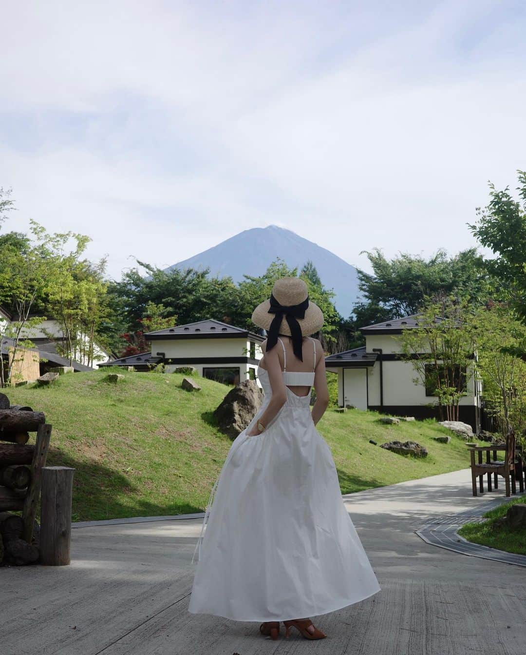 梯真奈美さんのインスタグラム写真 - (梯真奈美Instagram)「富士山を眺められるグランピングヴィラ🗻  美味しい空気に落ち着く空間。 そして、人。 みんなみんな、あったかくて。 人と人との繋がりや思いやる優しい気持ち、 人としての在り方や愛を感じられた 本当に心温まる素敵な旅になりました♡  自然と出会いに感謝♡  @izu_stagram と旅するたびに ただ楽しい時間を共有するだけでなくて 毎回心から得るモノが多いの♡  #glampingvillahanz #グランピングヴィラ河口湖 #富士山」7月25日 19時08分 - official_manami