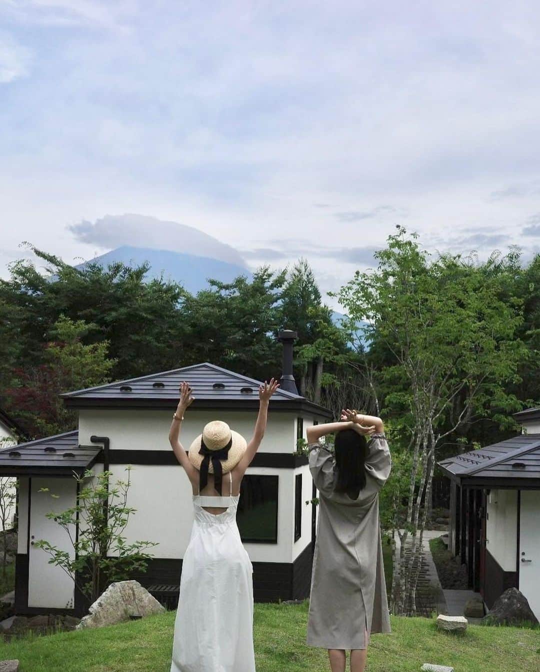 梯真奈美さんのインスタグラム写真 - (梯真奈美Instagram)「富士山を眺められるグランピングヴィラ🗻  美味しい空気に落ち着く空間。 そして、人。 みんなみんな、あったかくて。 人と人との繋がりや思いやる優しい気持ち、 人としての在り方や愛を感じられた 本当に心温まる素敵な旅になりました♡  自然と出会いに感謝♡  @izu_stagram と旅するたびに ただ楽しい時間を共有するだけでなくて 毎回心から得るモノが多いの♡  #glampingvillahanz #グランピングヴィラ河口湖 #富士山」7月25日 19時08分 - official_manami