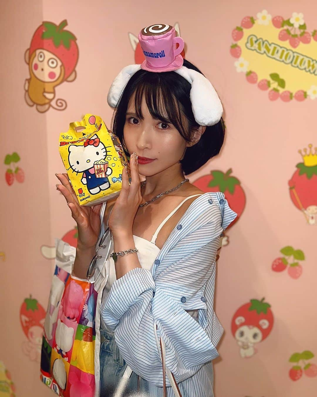 JILLのインスタグラム：「人生初ピューロランド🎀 楽しかった～～～～！！！！ ことことごはんじるみうころんで 行ってきたの(長い) ⁡ お耳はシナモロールくんにしました☕️ サンリオ…すごい…これはハマってしまう… また行く約束した❣️ ⁡ #cosplayer  #coser  #cosplaygirl #otaku #오타쿠 #kawaiigirl #코스프레 #얼스타그램 #コスプレイヤー #被写体 #ポートレート #instagravure #グラビア #그라비아 #グラビアアイドル #비키니모델 #japanesegirl #撮影会モデル #asianmodel #girlportrait  #サンリオバウンド  #サンリオピューロランド」