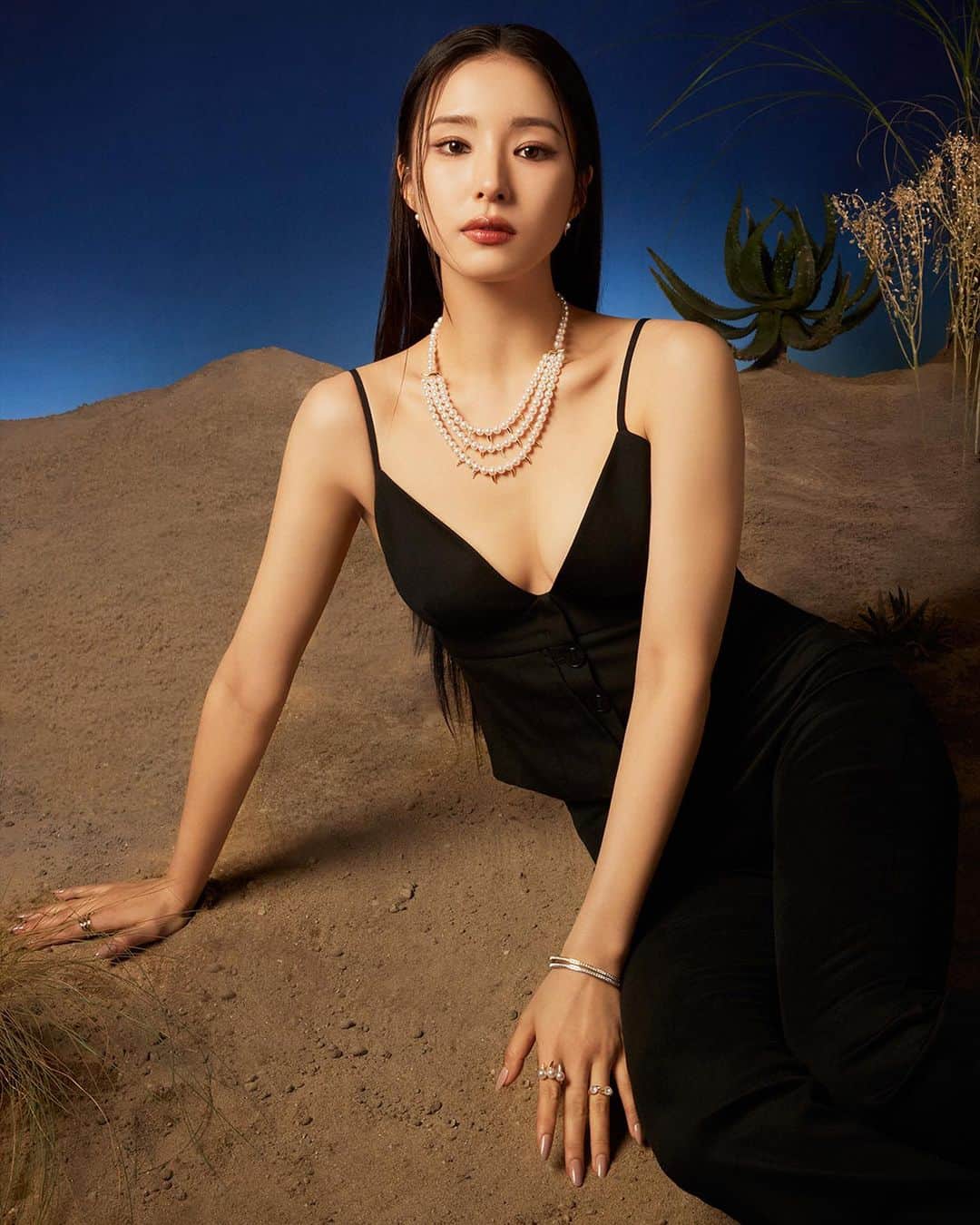TASAKIのインスタグラム：「Korean actress SaeKyeong Shin (@sjkuksee) wears exquisite jewellery from our danger collection. She presents her sensual and charismatic appearance with danger jewellery, conveying TASAKI's spirit of Timeless Beauty.   #TASAKI #TASAKIdanger #ShinSaeKyeong #타사키 #타사키데인저 #신세경」