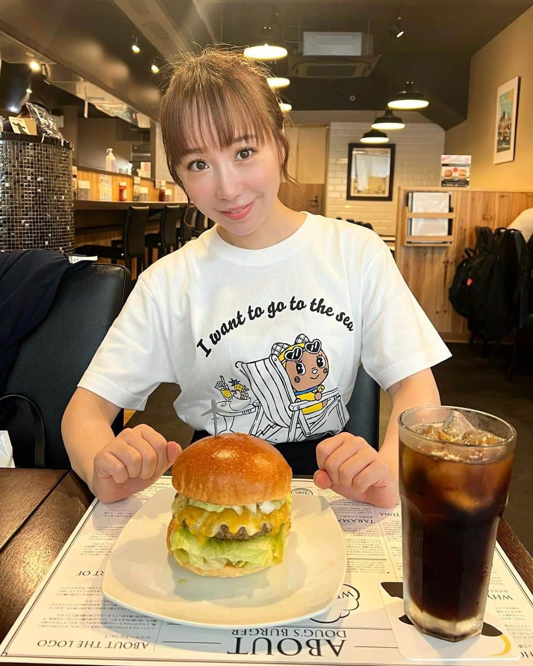 島川未有のインスタグラム：「ハンバーガー🍔を食べた日。 着用しているTシャツは沖縄限定のお店のものです。 日焼けをしているキャラクターが可愛い🥹 普段あまりTシャツ着ないんですが、あまりの可愛さに毎日買い足し気付けば3枚も購入してしまいました。ドラえもん以外にも色んな日焼けしたキャラクターがいます😎 通販サイトはなく沖縄の実店舗でのみ購入可能なので訪れた際は是非😍めちゃおすすめです🫶  #okinawapop#沖縄#沖縄土産#石垣島#石垣島旅行#沖縄ファッション#沖縄グルメ#石垣島グルメ#沖縄カフェ#石垣島ランチ#沖縄ランチ#ハンバーガー#tシャツ#tシャツコーデ#ootd」