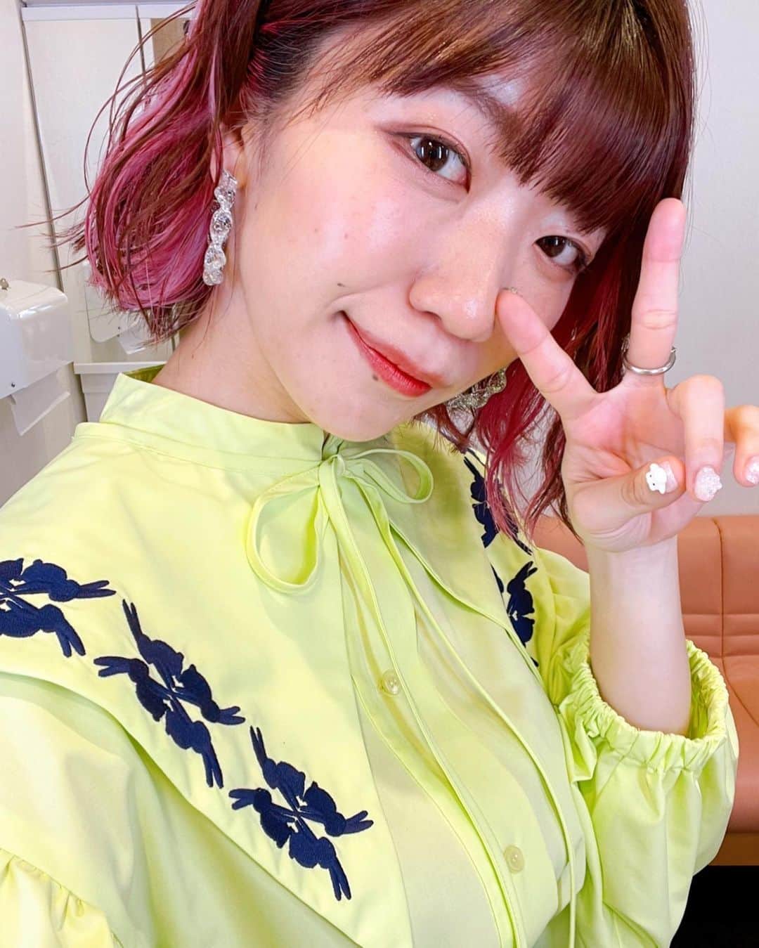 ぱいぱいでか美さんのインスタグラム写真 - (ぱいぱいでか美Instagram)「#激レアさん 衣装です💛 . 昨日放送の『激レアさんを連れてきた。』 ありがとうございました〜！ 見逃した方はTVerやテラサでご覧くださいませ👀 . ビビットなイエローが可愛い！ 激レアさんのセット、いろんな要素が盛り沢山で可愛いので その中にいてもパキッと存在感出そうなものにしました🫶🏻  トップス▶︎ @moyan_ecri_official  スカート▶︎ @rrr_tokyo  靴▶︎ @daniella_and_gemma  アクセサリー▶︎ @ooval_official  スタイリストさん▶︎ @sbhr___k ♡  moyan ecri可愛くてやっぱり好きだなあ🐘 . #激レアさん #moyanecri #RRR #daniellaandgemma #ooval #でか美衣装 #でか美ちゃん」7月25日 19時01分 - paipaidekami