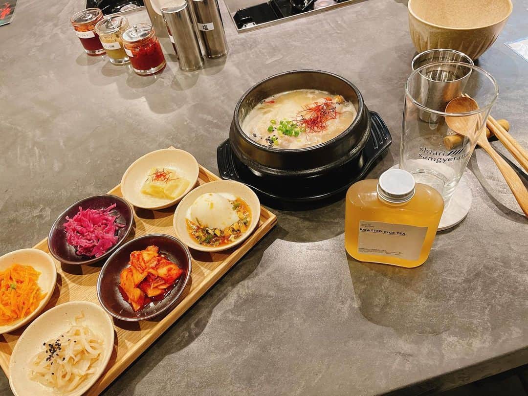 のインスタグラム：「・ 表参道にある、shiari samgyetangで参鶏湯と薬膳茶をいただきました✨️  韓国(参鶏湯)×薬膳×芸術で食事とアートを体験できる薬膳参鶏湯専門店！  参鶏湯は目の前で仕上げてくれます😳！  薬膳茶のオリジナルボトルがオシャレでかわいい💃  美味しい料理を食べながらアートも見れるお店なので是非行ってみて‪ください(っ ॑꒳ ॑c)♡  PR @shiarisamgyetang #表参道グルメ #渋谷ランチ #渋谷グルメ #韓国料理 #表参道ランチ #韓国グルメ #shiarisamgyetang #東京韓国料理」