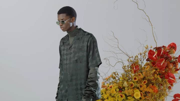 カシミ オムのインスタグラム：「Jacquard fabrics with all-over mosaic patterns are seen throughout Autumn Winter 2023 – further bridging the notions and influences of the East and West.⁠ ⁠ Featured here, is our SHALEEM RESORT SHIRT and matching TOLIMAN TROUSERS in a seasonal KOMBU GREEN JACQUARD.⁠ ⁠ Available to shop online now. ⁠ ⁠ ⁠#QASIMIAW23⁠」