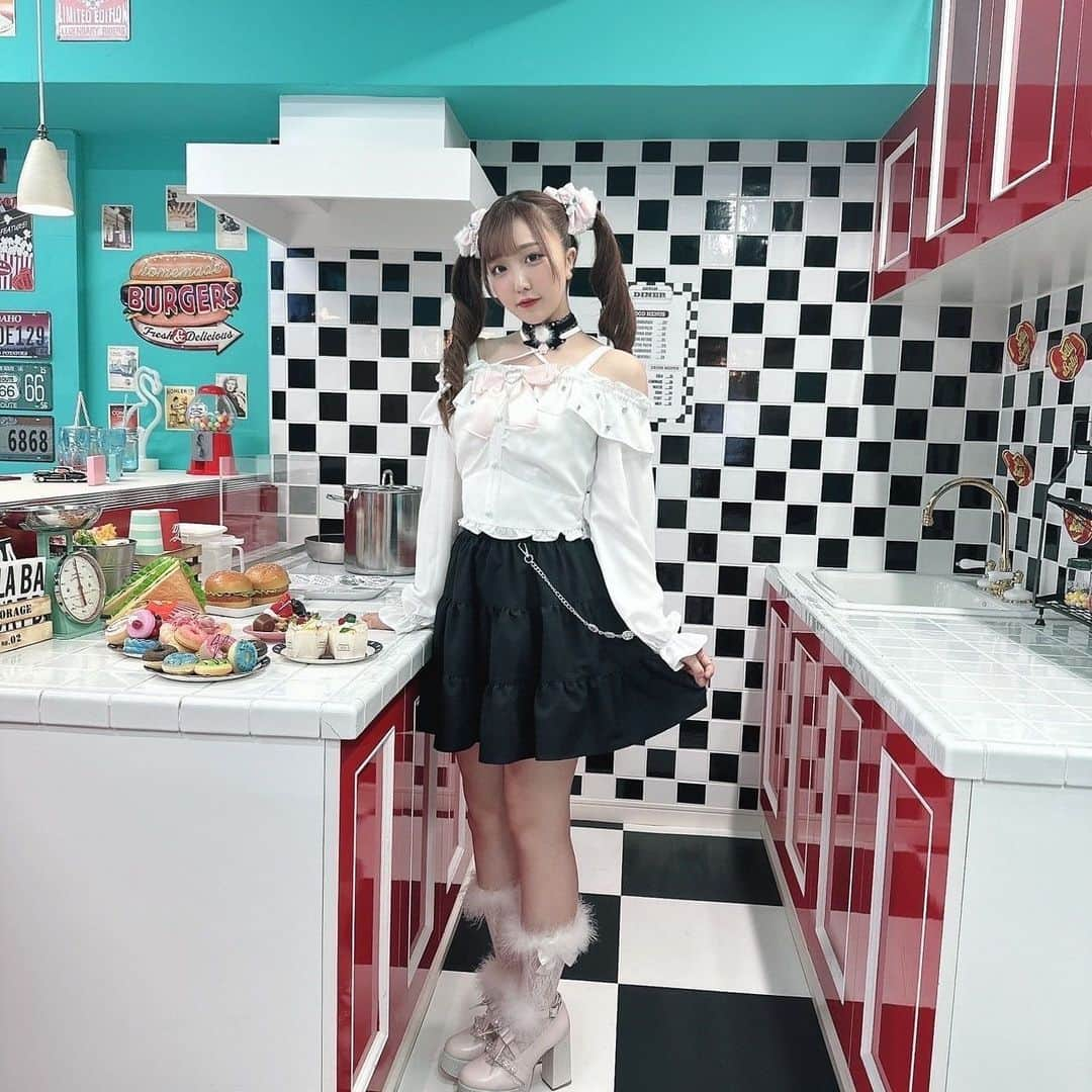 Ank Rougeさんのインスタグラム写真 - (Ank RougeInstagram)「【press】  ♡Ank Rouge 2023 AW collection vol.2♡ 【 Diner♡Girl 】  オフショットを公開🎀  model▶︎まねきケチャ 朝比奈さくらちゃん @asahina_sakuracha   8月4日 12時〜 公式通販サイトAilandにて公開✨  #まねきケチャ  #朝比奈さくら ちゃん #ankrouge」7月25日 19時05分 - ankrouge_official