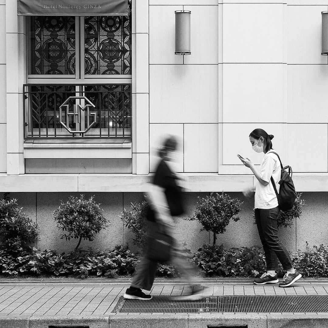 naotakeのインスタグラム：「#歩道 - #sidewalk / GR IIIx & Lightroom, 20230726 . . 感動パンツを買う。ウエストよりレングスが短い。何かやだ。 . . #spicollective #streetphotographyinternational #royalsnappingartists #infamous_family #rsa_main #infinity_photo_cult #jp_gallery_member #jp_gallery_bnw #team_jp_モノクロ #ig_nihon #streetphotographybnw #igersjp #ig_streetclub #bnw_greatshots #bnw_artstyle #bnwsouls #wp_bnw #bnw_igers_ #pr0ject_bnw #igers_bnw #bnw_splendid #storyofthestreet #japancityblues #shadowspoetry #grsnaps #gr_meet_japan  #shootgr #写真好きな人と繋がりたい」