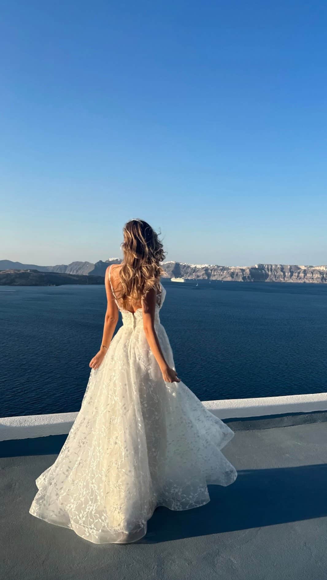 Weronika Bielikのインスタグラム：「My evening in Santorini with @prettywomendresses 🤍   Location: @astarte_suites」