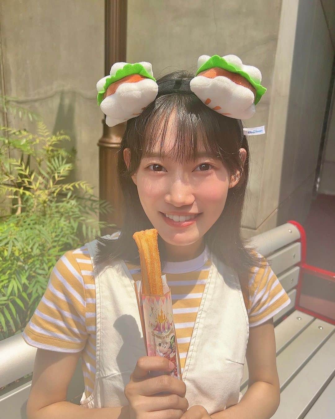 黒須遥香さんのインスタグラム写真 - (黒須遥香Instagram)「食べ物シリーズ☺︎ いっぱい食べた！全部初めて〜！  .  餃子ドッグ、アイス、クリームブリュレチュロス！  .  店員さんに、「カチューシャのハンバーガーも美味しいですよ☺︎」って言われたから今度食べてみたい！  。  #白ワンピース #disneysea #ディズニーシー #餃子ドッグ #チュロス」7月25日 19時06分 - kuros.mile_haruka