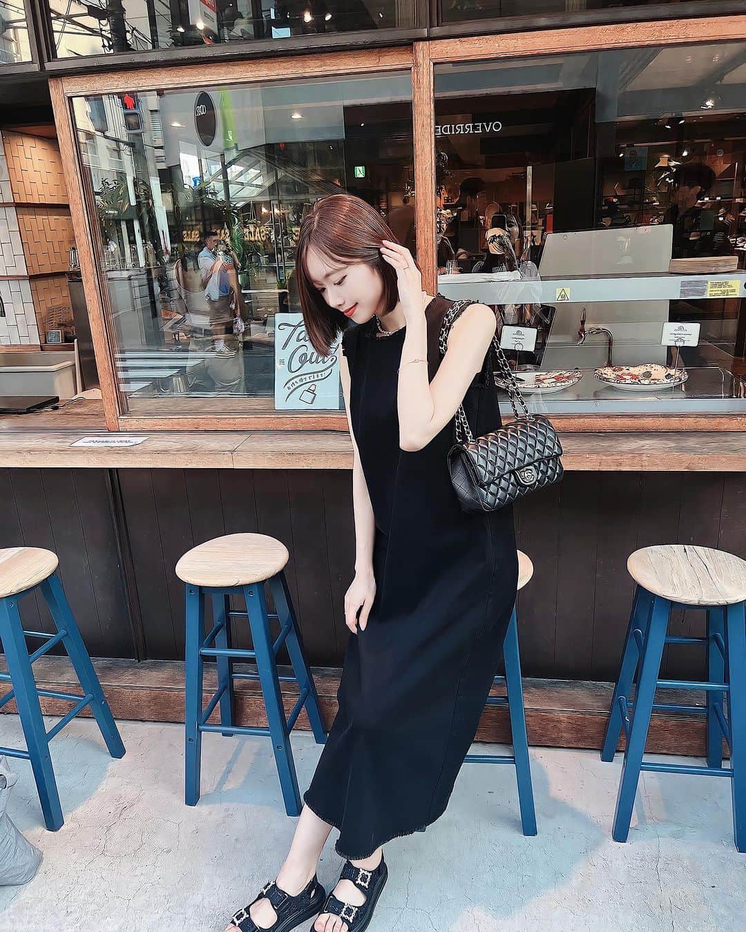 渡邉みさきのインスタグラム：「. 最近1番着てるワンピース👗 ブラックデニムで カジュアル目にも綺麗めにも 着れるからお気に入り🖤🖤 @birthdaybashshop   #birthdaybash  #BB #bb子ちゃん #ブラックコーデ #ワンピースコーデ  #マタニティコーデ #マタニティ #妊婦コーデ #妊婦さんと繋がりたい」