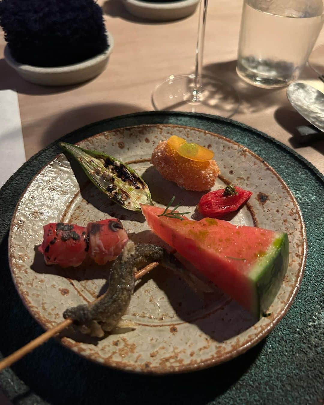新郷桃子さんのインスタグラム写真 - (新郷桃子Instagram)「××× . 東京美味しすぎたグルメ。 圧巻の12皿に、ペアリングのお酒。 目黒の　@restaurantkabi へ。 旬の食材と、野菜、果物、ハーブ、スパイス、出汁、発酵食品、和と洋。 そんな組み合わせがあるのか、 こんな美味しい食べ物があるのか。 と、終始感動。 落ち着いたオシャレな雰囲気で大好きなお店でした🌱  りこぴんがずっと行きたいてゆってた 丸の内のパレス内にある 中国飯店 琥珀宮(コハクキュウ)  これまた感動、圧巻の嵐。 中華料理🥟がだいっっすきになりました。北京ダックってこんなに美味しんだね？何度持って帰りたいと言ったか。笑  おもてなしも素敵で 花田さん誕生日だったから中央ね〜て話をしてたら、デザートはサプライズプレートで出てきました！ 一流とはこのことだ…！ またぜっーーたい行きたいお店２つになりました😭❤️🙏  #どこからとっても美味しそうにならない悔しい北京ダック」7月25日 19時09分 - rinnnnn01