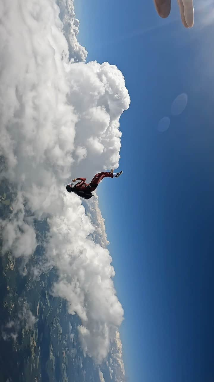 ステファニー・ダナのインスタグラム：「Turn your phone sideways to come ✨fly🦋 with me! 😊😁 After 8 months traveling, I finally got back in the air. Such a gorgeous day playing among the clouds!! 3 jumps Sunday; putting me at a total of 36 solo jumps. These 3 jumps were all about getting unstable/ stable and just getting used to flying my body again. ☺️😃  📍: skydive_monroe」