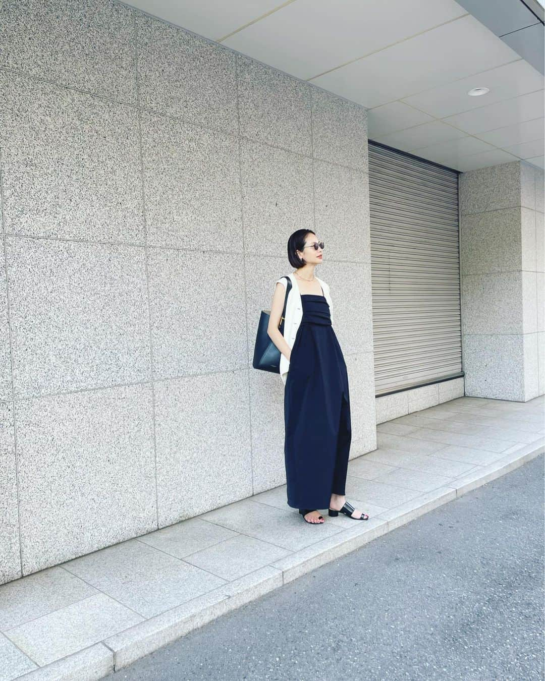 二ノ宮和佳子のインスタグラム：「🤍🖤  Dress /Vest @aewen_matoph  Sunglasses @mykitaofficial ✖︎ @maisonmargiela  Shoes @maisonmargiela  Bag @jandmdavidson   #maisonmargiela #mykita #jandmdavidson #aewenmatoph」