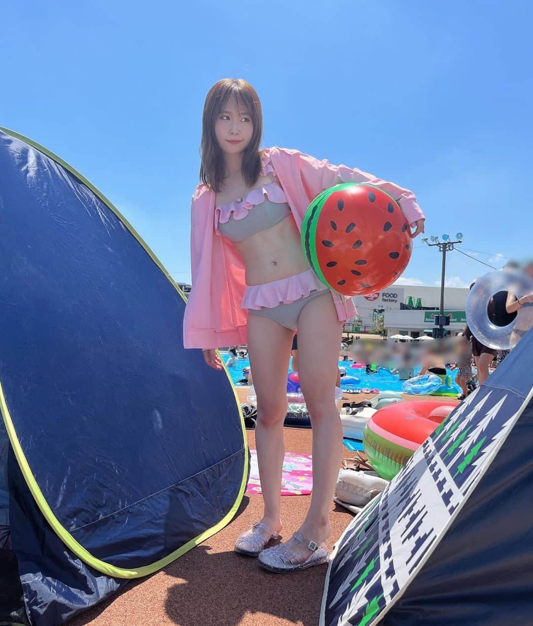 増井みおさんのインスタグラム写真 - (増井みおInstagram)「プール〜👙 水着かわいいけどラッシュガードないと無理だった😵‍💫 写真撮った後は綺麗な顔ではもう遊べないので気にせずメイク全部崩れながら姪っ子甥っ子とはしゃぐよ☺️楽しかった〜  #夏 #プール #よみうりランドプール」7月25日 19時14分 - mio006