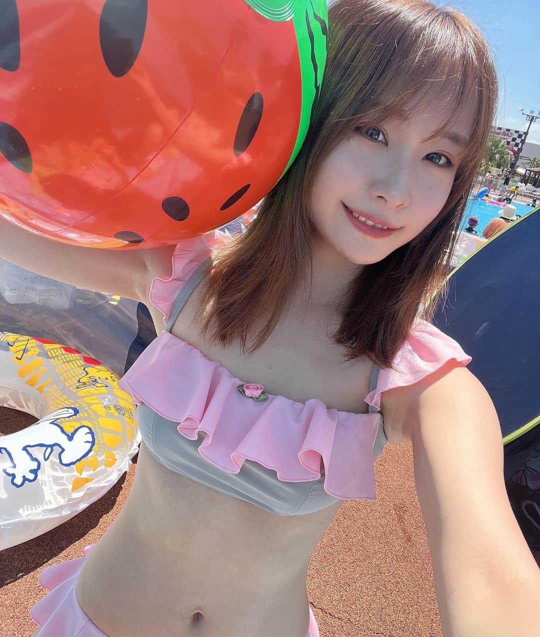増井みおのインスタグラム：「プール〜👙 水着かわいいけどラッシュガードないと無理だった😵‍💫 写真撮った後は綺麗な顔ではもう遊べないので気にせずメイク全部崩れながら姪っ子甥っ子とはしゃぐよ☺️楽しかった〜  #夏 #プール #よみうりランドプール」