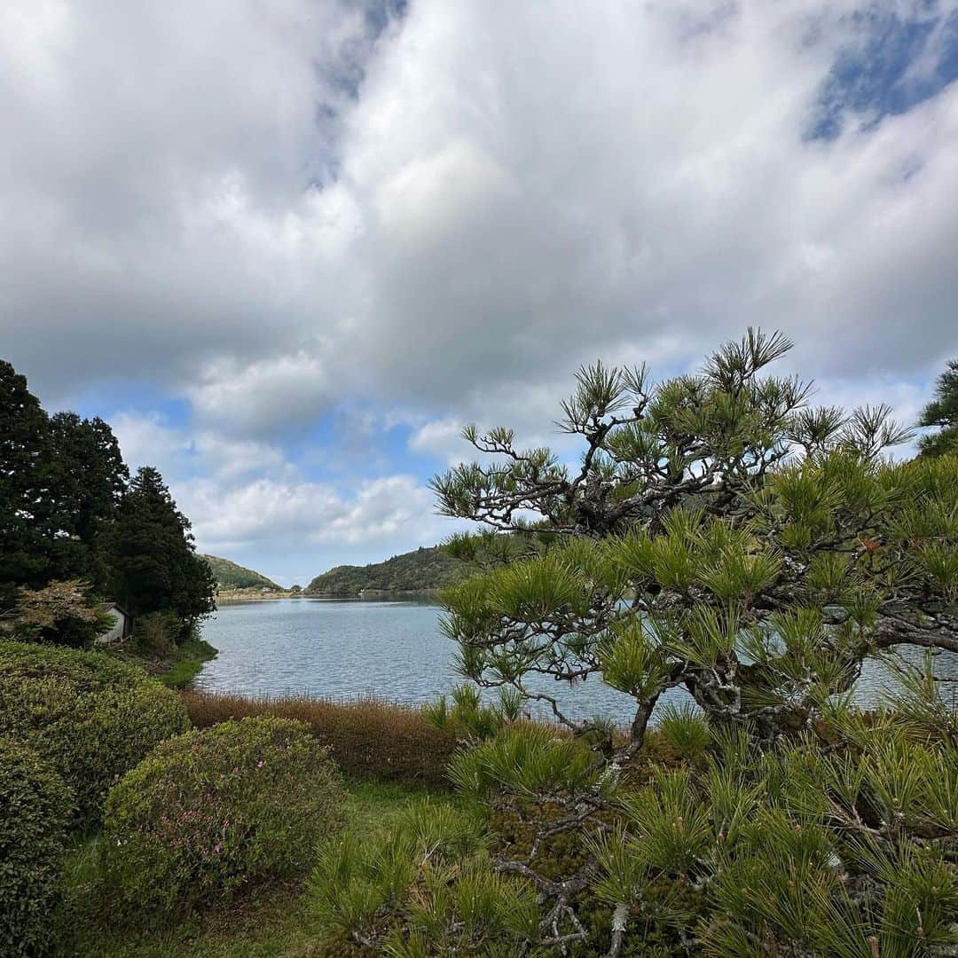 宇田恵菜さんのインスタグラム写真 - (宇田恵菜Instagram)「雲仙温泉　東園 初の雲仙にて、雲仙温泉の中心ではなく、あえて、おしどり池沿いにある温泉宿へ。 ロケーション抜群ながら、サウナもある温泉。最高です! そしてご飯がしっかりこだわっていて美味しい！ そして夜は池周辺が真っ暗なため、星空が本当に美しかった！！！ 車でしか行けないので、アクセス制限はあるのだが、長崎にいったら是非足を伸ばして欲しいエリア。 雲仙の温泉の硫黄の迫力がこれまたすごいよ！  ------------------------------- #casting  #actress #shortfilm #キャスティング  #役者  #filmingcrew #filming #撮影中 #撮影クルー #leadactress #女優 #actresslife #スチール撮影 #黒髪 #blackhair 　#愛媛出身 #不動産女子 #japaneseactress  #長崎グルメ　#長崎旅行　#雲仙旅行　#雲仙温泉東園」7月25日 19時25分 - ena2727